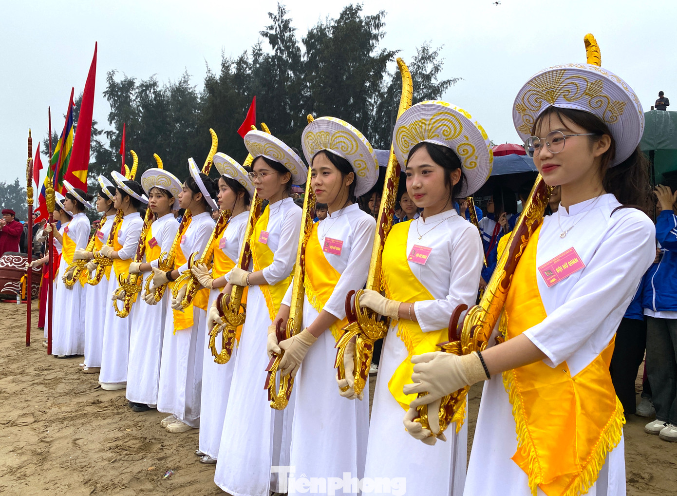 Ngoài màn tung kiệu ấn tượng của những chàng trai trẻ, Đội Nữ quan tay cầm đao, bảo kiếm dẫn đoàn rước kiệu đã gây ấn tượng cho du khách thập phương và người dân về tham dự lễ hội Đền Cờn.