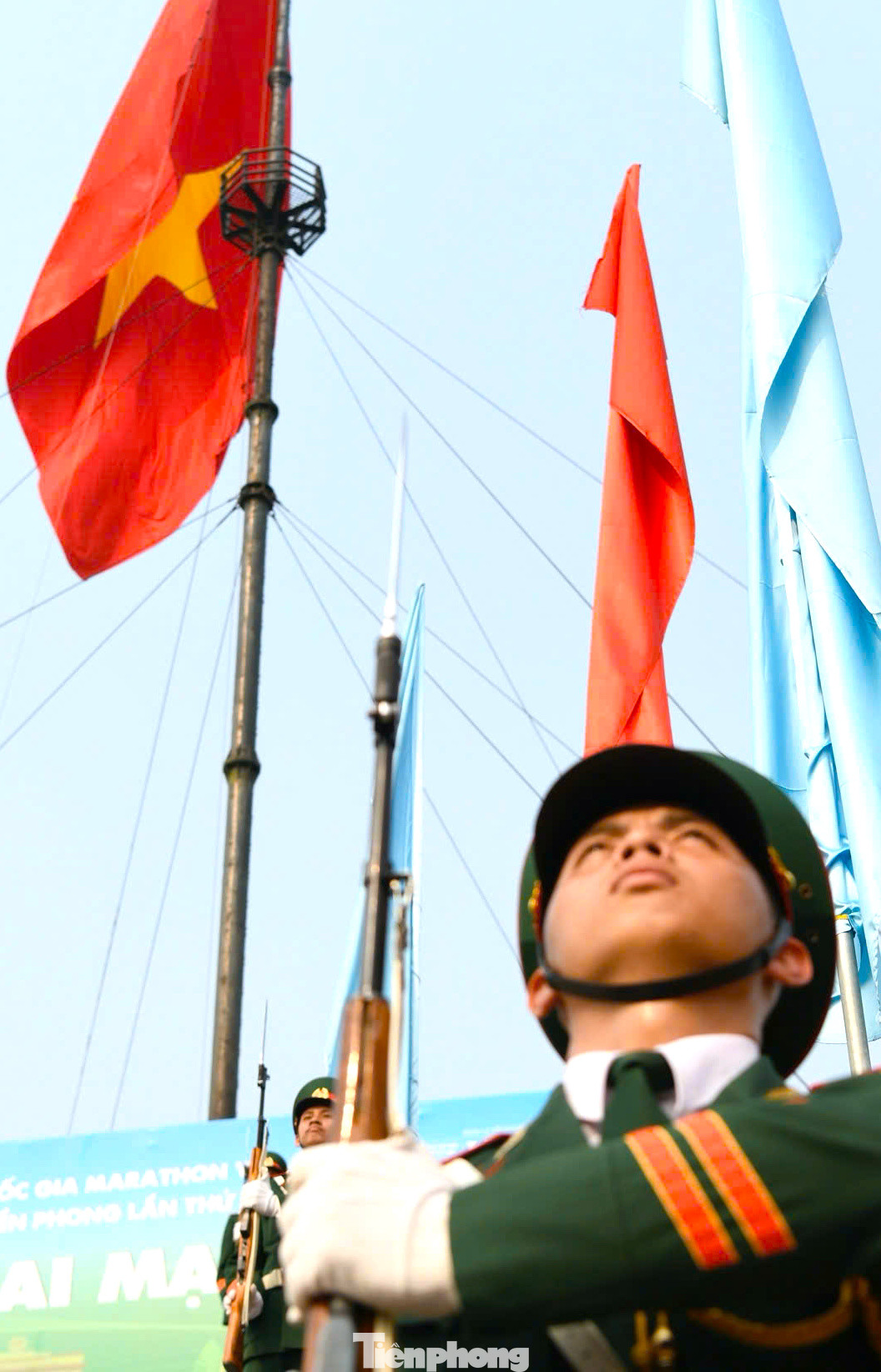 Khoảnh khắc lá cờ được kéo lên kỳ đài Hiền Lương cao 38m, toàn thể vận động viên và người tham dự sẽ cùng hát vang Quốc ca, tạo nên một bầu không khí trang nghiêm và xúc động. Khoảnh khắc lá cờ được kéo lên kỳ đài Hiền Lương cao 38m, toàn thể vận động viên và người tham dự sẽ cùng hát vang Quốc ca, tạo nên một bầu không khí trang nghiêm và xúc động.