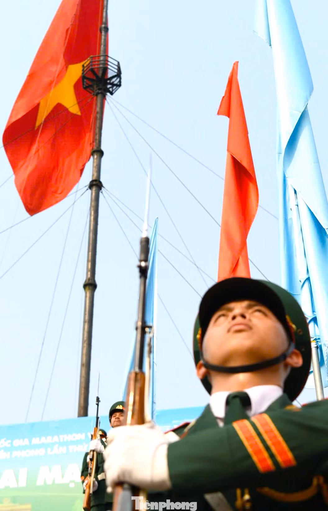 Khoảnh khắc lá cờ được kéo lên kỳ đài Hiền Lương cao 38m, toàn thể vận động viên và người tham dự sẽ cùng hát vang Quốc ca, tạo nên một bầu không khí trang nghiêm và xúc động. Khoảnh khắc lá cờ được kéo lên kỳ đài Hiền Lương cao 38m, toàn thể vận động viên và người tham dự sẽ cùng hát vang Quốc ca, tạo nên một bầu không khí trang nghiêm và xúc động.
