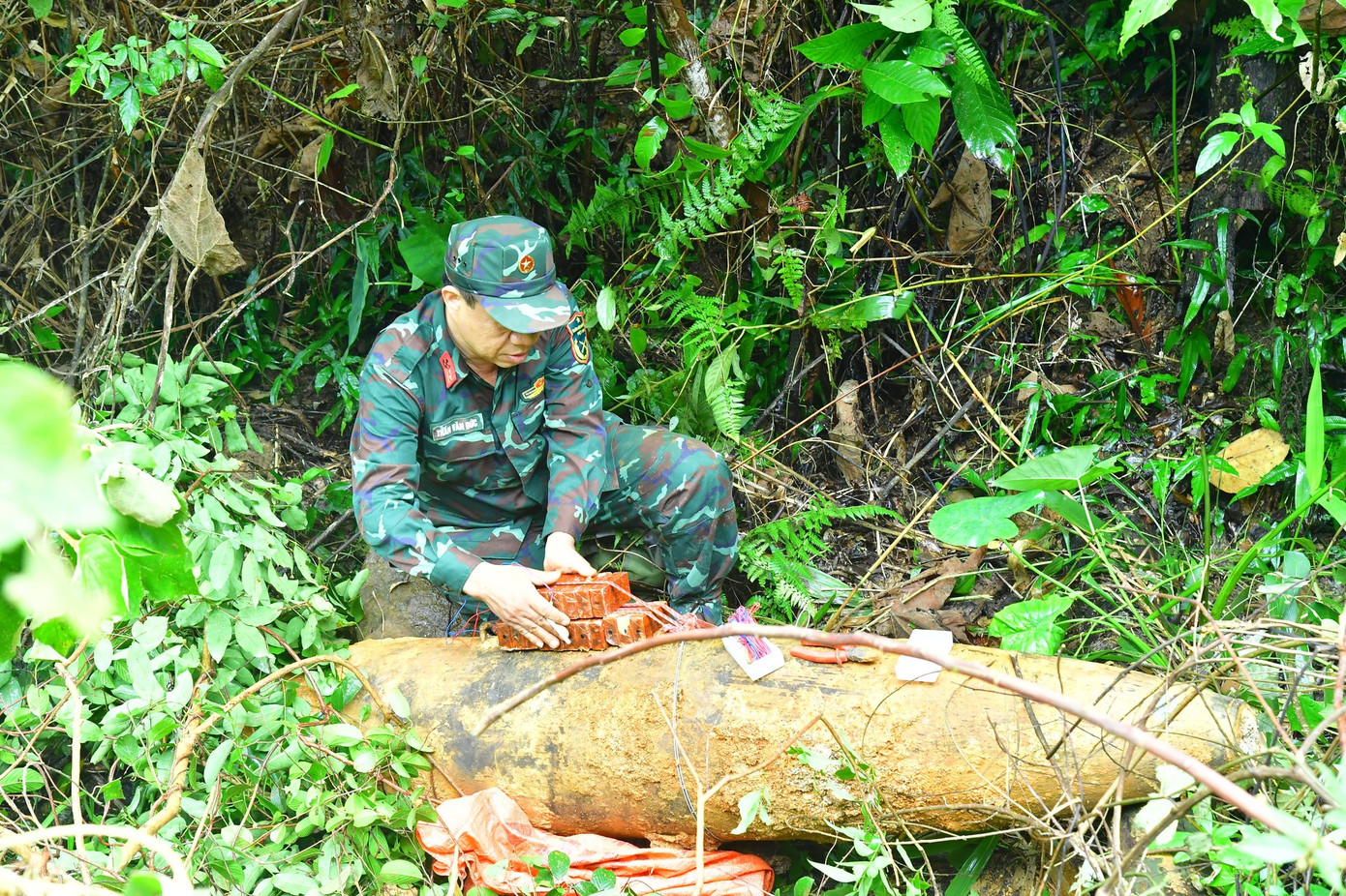 Quả bom được đưa đến Khe Luội (xóm 8, xã Thần Lĩnh, tỉnh Nghệ An) và tiến hành tiêu huỷ thành công, an toàn. Quả bom được đưa đến Khe Luội (xóm 8, xã Thần Lĩnh, tỉnh Nghệ An) và tiến hành tiêu huỷ thành công, an toàn.