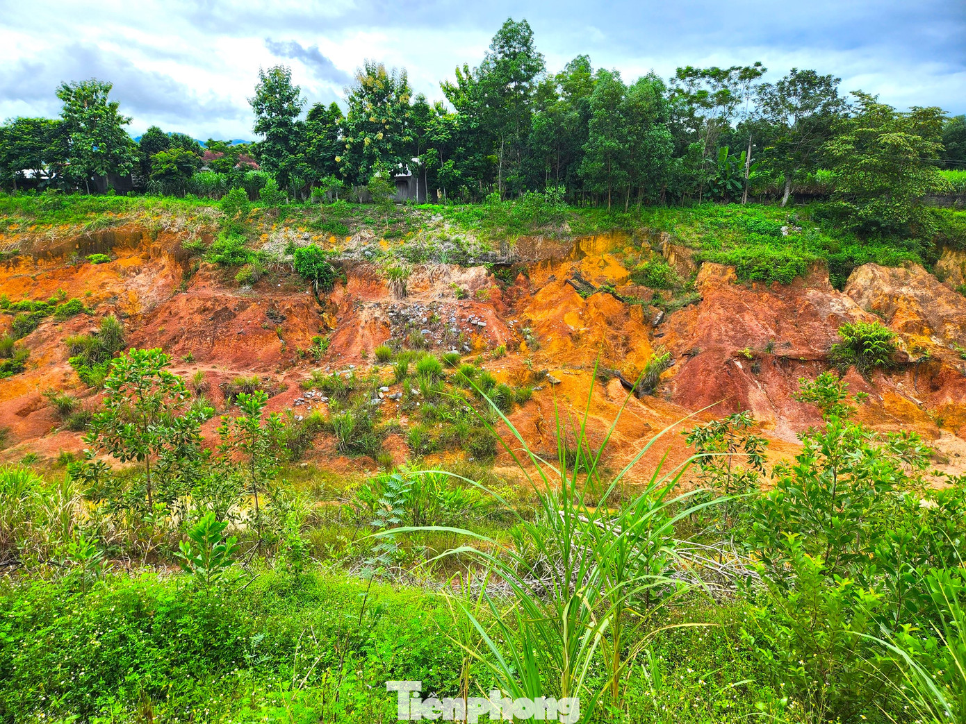 Khoảng năm 2016, lòng Kênh tiêu Châu Bình bắt đầu xuất hiện tình trạng sạt lở mái kênh. Đất, đá từ mái kênh sạt lở đổ xuống lòng.