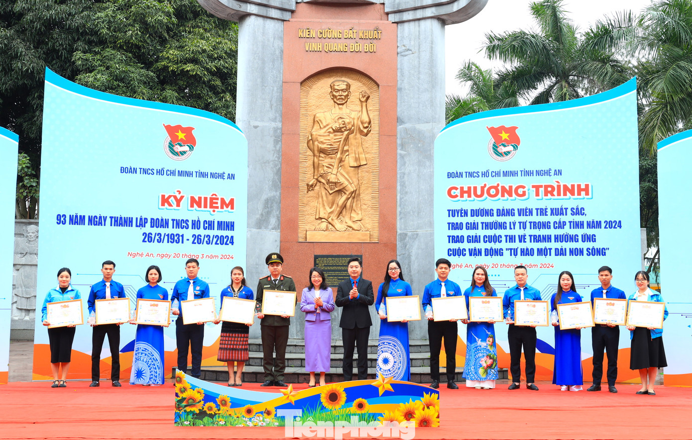 Trao Giải thưởng Lý Tự Trọng cấp tỉnh cho 14 cán bộ Đoàn xuất sắc. Trao Giải thưởng Lý Tự Trọng cấp tỉnh cho 14 cán bộ Đoàn xuất sắc.