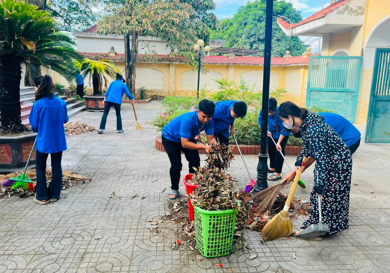 Tại huyện Nghi Lộc (Nghệ An), các cơ sở Đoàn - Hội trên địa bàn đã tiến hành ra quân vệ sinh môi trường tại Đài tưởng niệm, khuôn viên nhà văn hóa xóm.