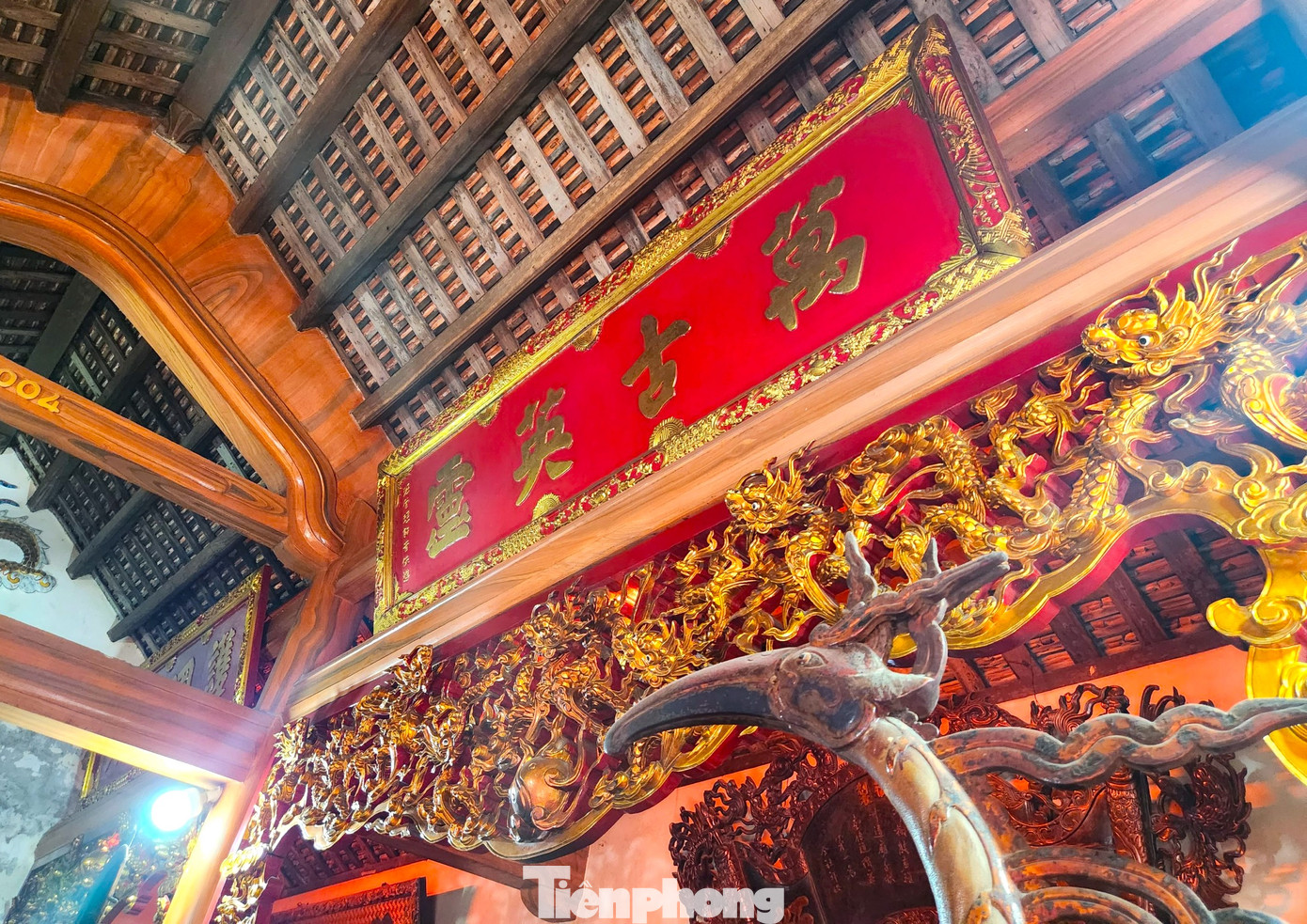 Hiện đền có khuôn viên rộng, thoáng đãng, là cơ sở tốt phục vụ các kỳ lễ nghi truyền thống. Đền còn lưu giữ ngôi trung điện nguyên bản và nhiều đồ tế khí cổ có giá trị như hương án, bàn thờ, câu đối, đại tự, long ngai, bài vị, lư hương, mâm cỗ bồng... được các nghệ nhân xưa chạm trổ tỉ mỉ, kỹ thuật đạt đến trình độ cao, tạo nên những bức tranh đẹp mắt, sinh động. Hiện đền có khuôn viên rộng, thoáng đãng, là cơ sở tốt phục vụ các kỳ lễ nghi truyền thống. Đền còn lưu giữ ngôi trung điện nguyên bản và nhiều đồ tế khí cổ có giá trị như hương án, bàn thờ, câu đối, đại tự, long ngai, bài vị, lư hương, mâm cỗ bồng... được các nghệ nhân xưa chạm trổ tỉ mỉ, kỹ thuật đạt đến trình độ cao, tạo nên những bức tranh đẹp mắt, sinh động.