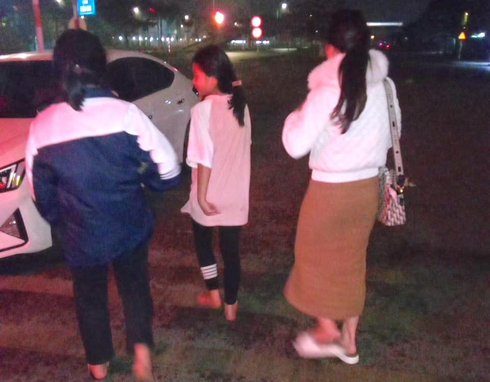 Hai cháu bé đã được giải cứu về an toàn trước khi bị người đàn ông lạ mặt tiếp cận dụ dỗ làm việc xấu.