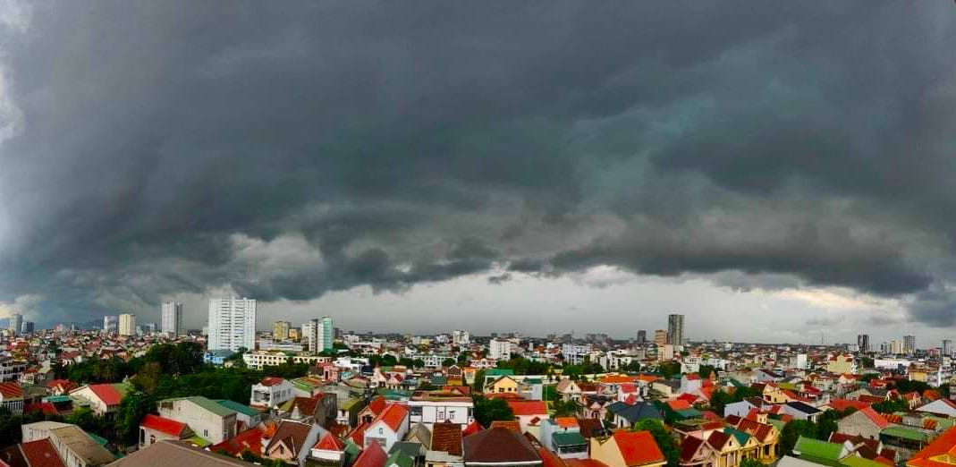 Từ sáng 6/9, trên bầu trời các huyện, thành thị của tỉnh Nghệ An xuất hiện đám mây khổng lồ đen kịt khiến người dân có phần hoang mang, lo lắng. Từ sáng 6/9, trên bầu trời các huyện, thành thị của tỉnh Nghệ An xuất hiện đám mây khổng lồ đen kịt khiến người dân có phần hoang mang, lo lắng.