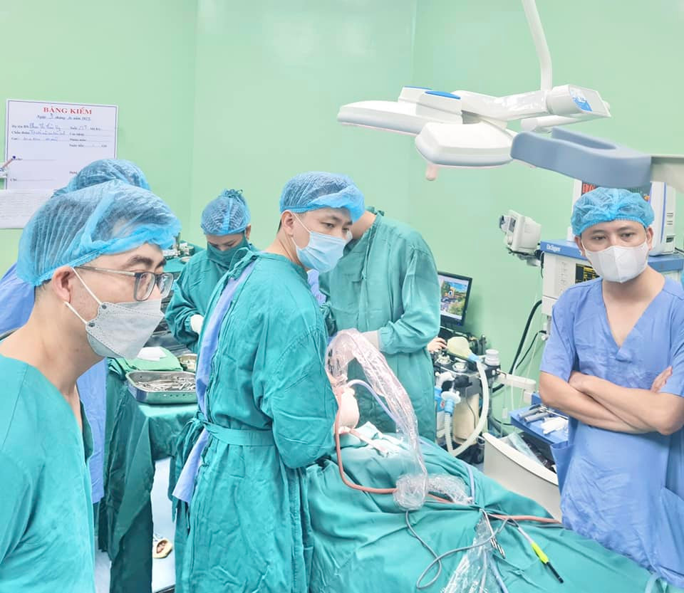 Đây là ca phẫu thuật xử lý dị tật 2 lỗ mũi sau đầu tiên tại Bệnh viện Sản nhi Nghệ An.