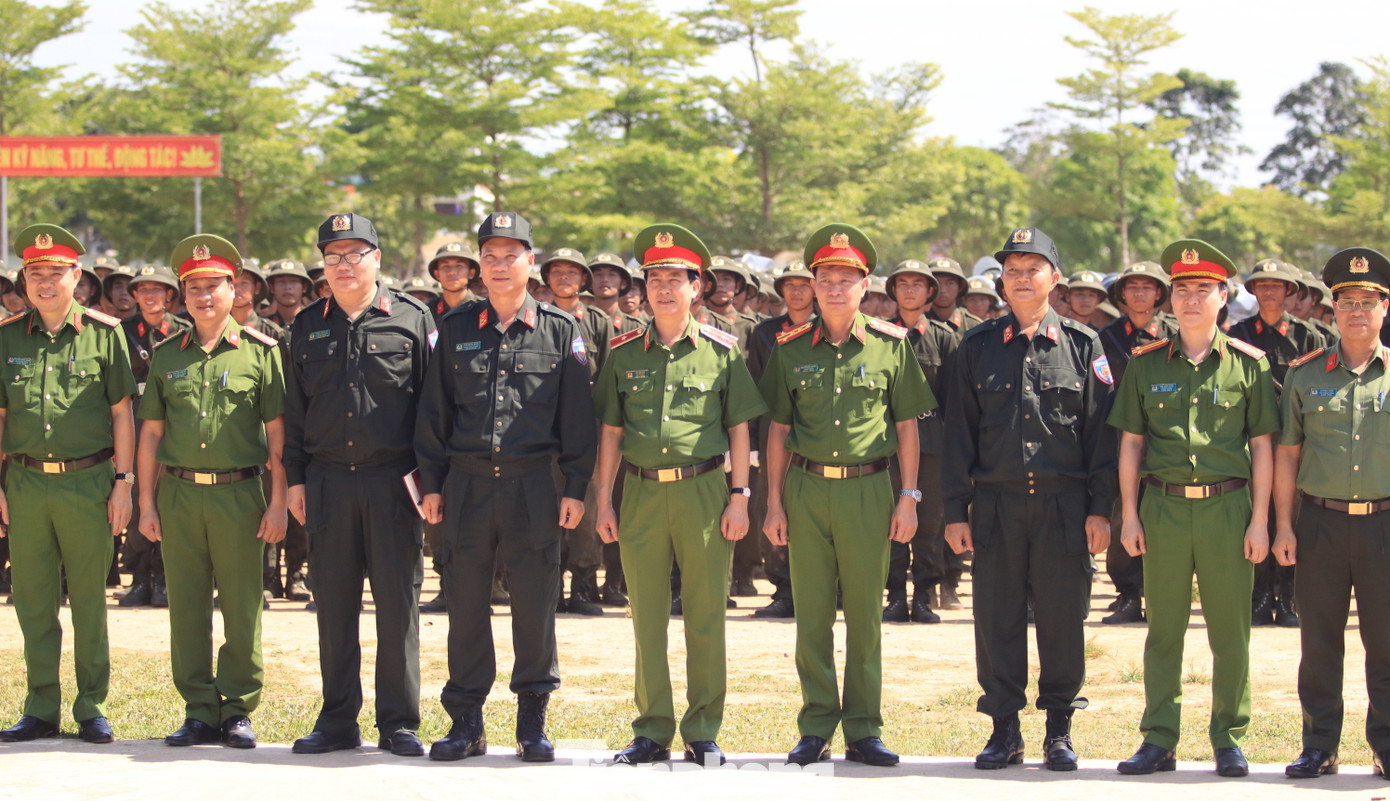 Đại biểu bắt tay chúc mừng và chụp hình lưu niệm cùng các chiến sĩ hoàn thành khóa huấn luyện.
