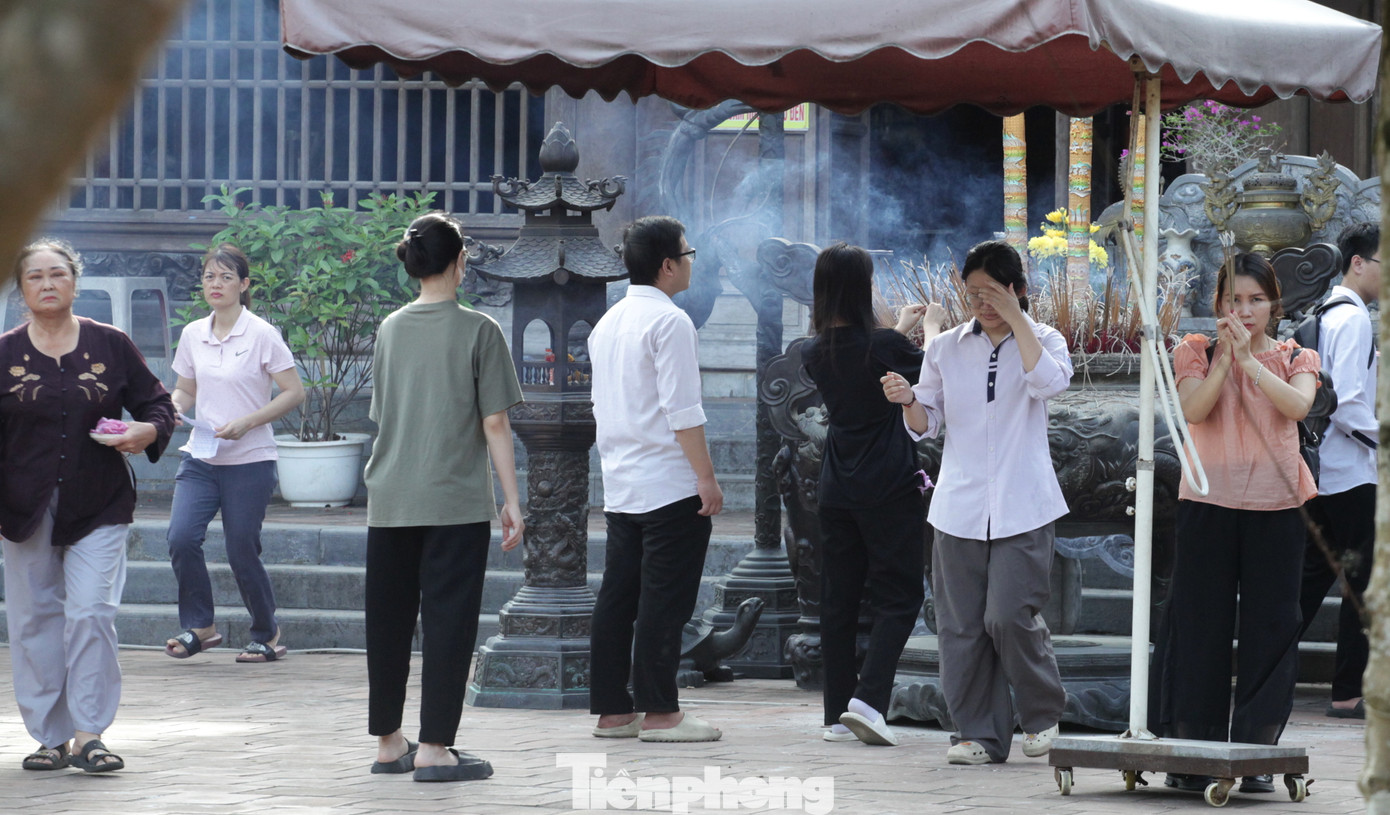 Chiều 26/6, sau khi kết thúc buổi làm thủ tục dự thi tốt nghiệp THPT 2024, hàng trăm học sinh và phụ huynh đã tìm về đền thờ Hoàng Đế Quang Trung để thắp hương cầu khấn.