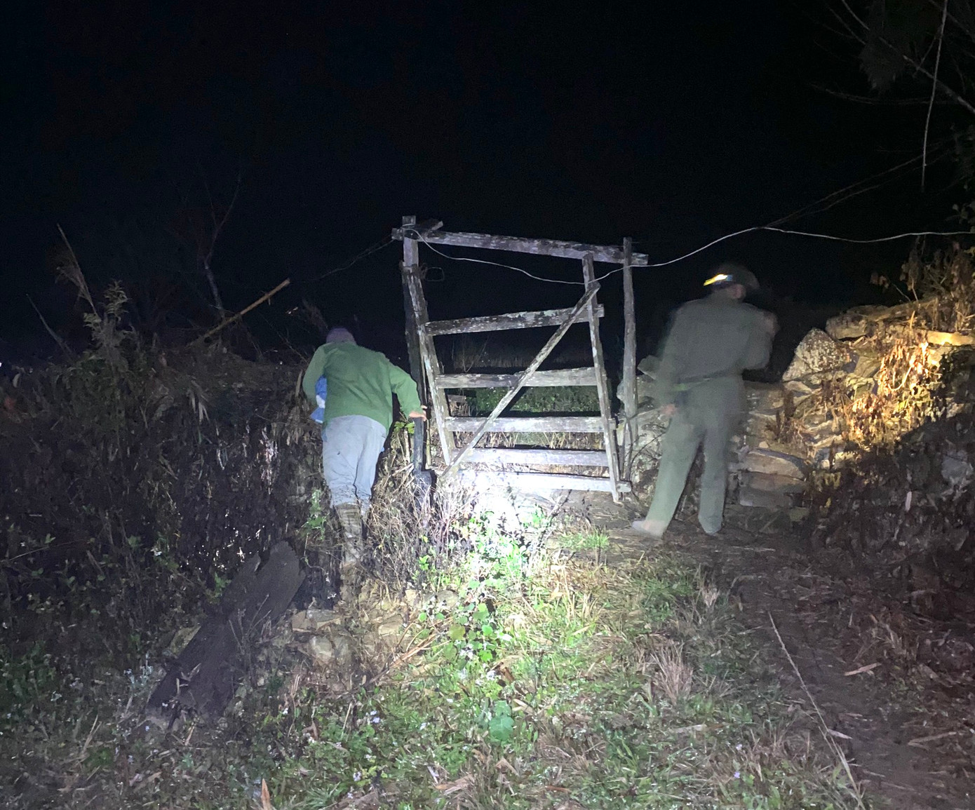 Các lực lượng chức năng xuyên ngày đêm tìm kiếm cháu Dung bị mất tích. Các lực lượng chức năng xuyên ngày đêm tìm kiếm cháu Dung bị mất tích.