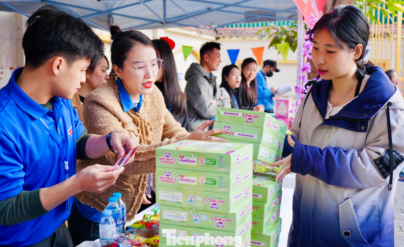 Đặc biệt, các mặt hàng tại phiên chợ đều được bán với giá 0 đồng cho người bệnh.