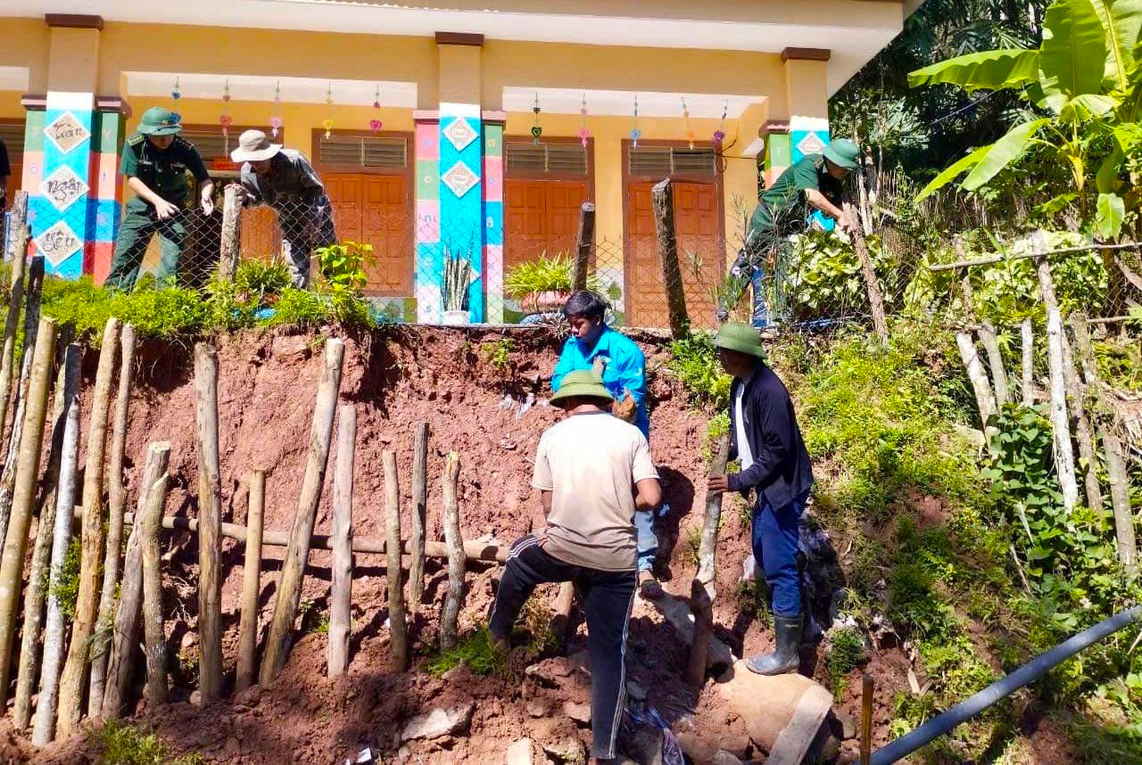 Người dân cùng cán bộ chiến sĩ Bộ đội Biên phòng và đoàn viên thanh niên vận chuyển đá kè lại khu vực trường mầm non Keng Đu bị sạt lở sau những trận mưa lớn. Người dân cùng cán bộ chiến sĩ Bộ đội Biên phòng và đoàn viên thanh niên vận chuyển đá kè lại khu vực trường mầm non Keng Đu bị sạt lở sau những trận mưa lớn.