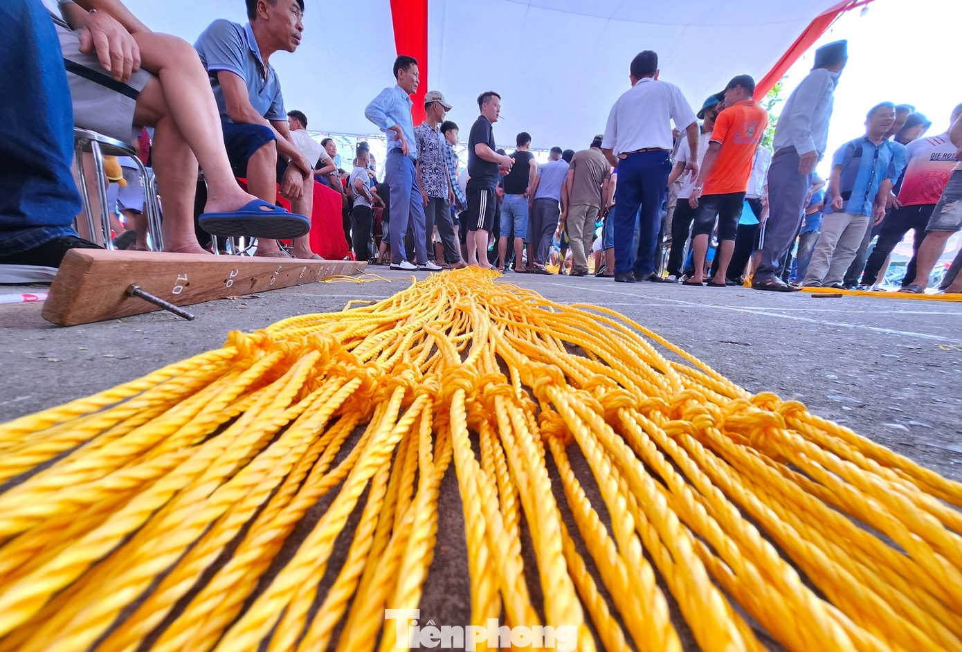 Những mắt lưới của các đội thi sau khi đan với chiều dài đều bằng nhau, đẹp mắt.