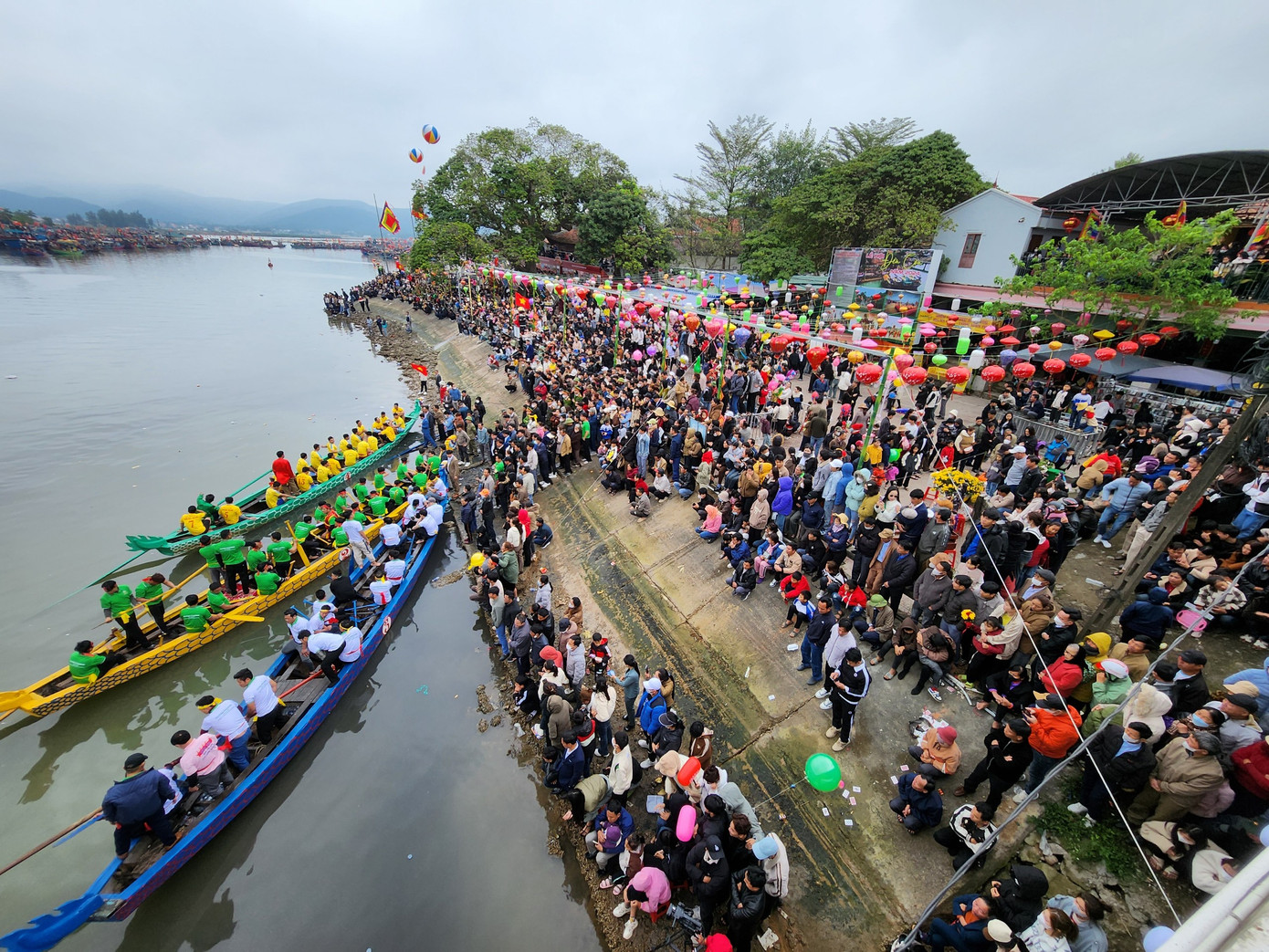 Tham gia giải đua thuyền năm nay có 8 đội. Trong đó có 5 đội đến từ các phường, xã trên địa bàn thị xã Hoàng Mai và 3 đội đua là khách mời của giải đến từ các huyện Hưng Nguyên, Quỳnh Lưu và Đô Lương (Nghệ An). Các đội đua chia làm 2 bảng thi đấu. Ban tổ chức sau đó chọn 4 đội nhất nhì của các bảng vào tranh tài chung kết. Tham gia giải đua thuyền năm nay có 8 đội. Trong đó có 5 đội đến từ các phường, xã trên địa bàn thị xã Hoàng Mai và 3 đội đua là khách mời của giải đến từ các huyện Hưng Nguyên, Quỳnh Lưu và Đô Lương (Nghệ An). Các đội đua chia làm 2 bảng thi đấu. Ban tổ chức sau đó chọn 4 đội nhất nhì của các bảng vào tranh tài chung kết.