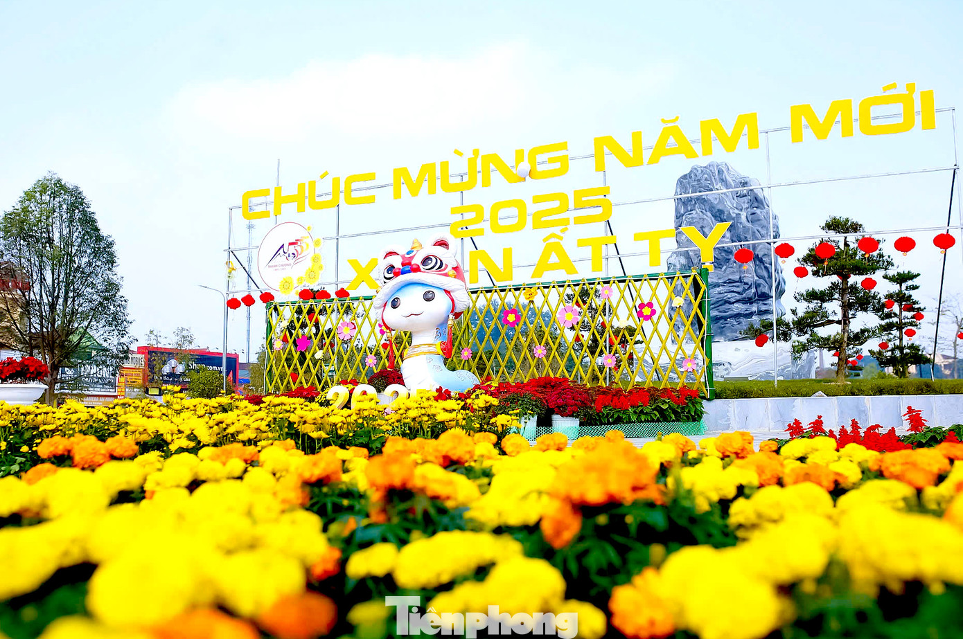 "Sau hơn 10 ngày thi công, các hạng mục dòng chữ chúc mừng năm mới, vườn hoa, linh vật rắn và các điểm check-in đều đã được hoàn thiện, thu hút đông đảo người dân trên địa bàn đến tham quan, chụp hình", Chủ tịch thị trấn Dùng nói.