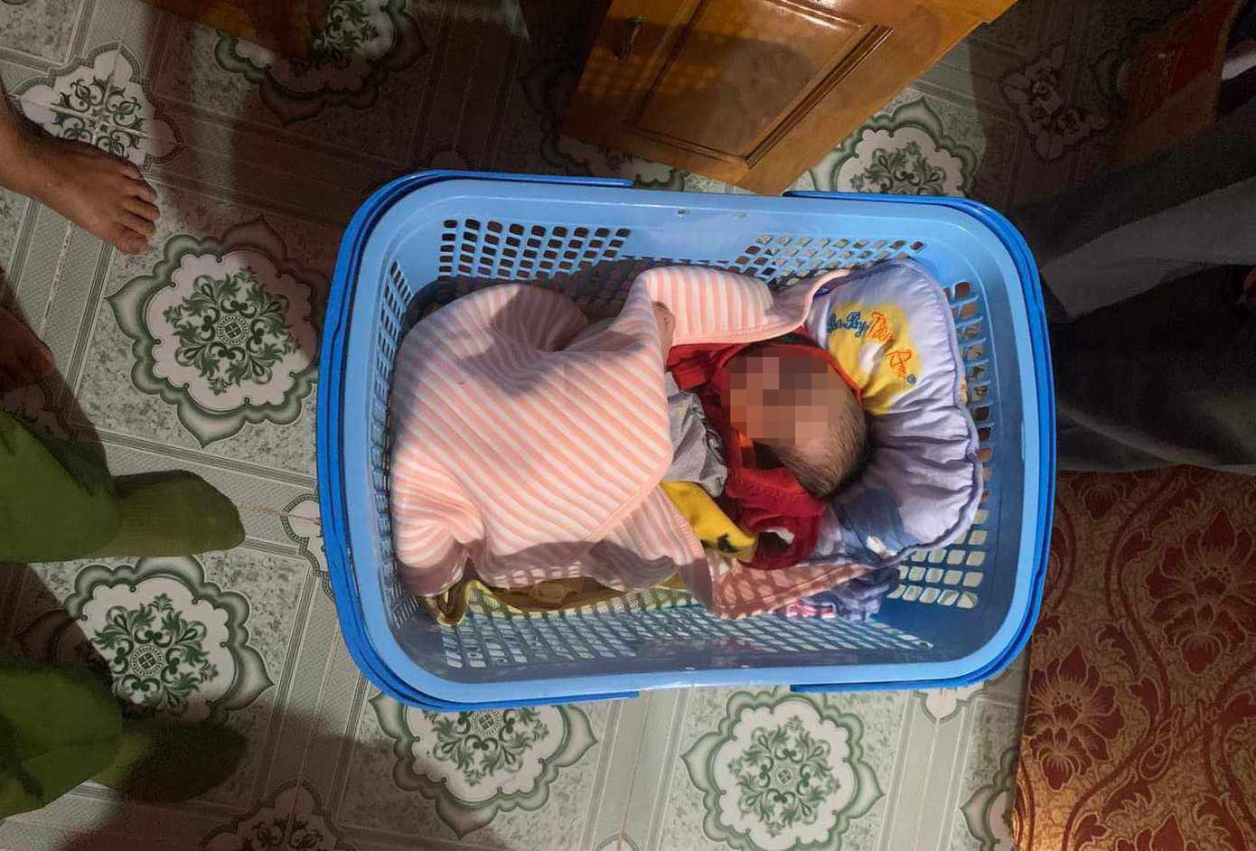 Cháu bé được đặt trong chiếc giỏ nhựa bỏ trước cổng nhà người dân lúc rạng sáng. Cháu bé được đặt trong chiếc giỏ nhựa bỏ trước cổng nhà người dân lúc rạng sáng.