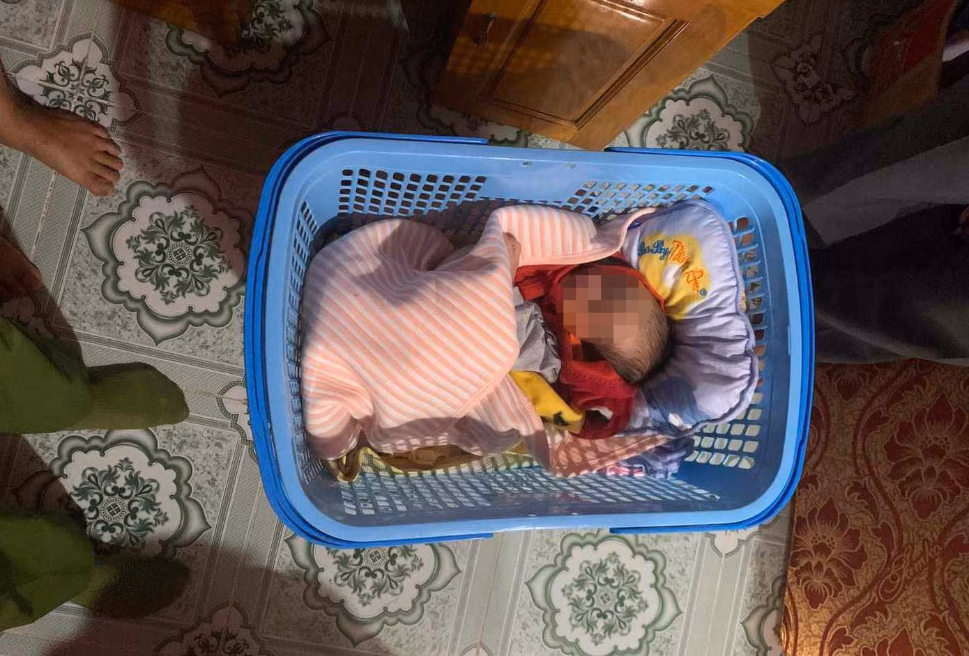 Cháu bé được đặt trong chiếc giỏ nhựa bỏ trước cổng nhà người dân lúc rạng sáng. Cháu bé được đặt trong chiếc giỏ nhựa bỏ trước cổng nhà người dân lúc rạng sáng.