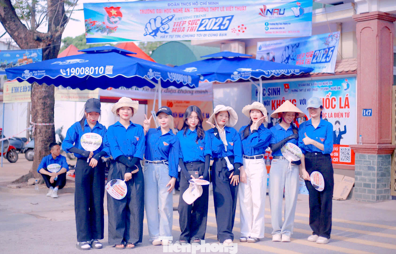 Ngoài ra, đoàn viên thanh niên tư vấn các ngành học của trường Đại học Nghệ An để các phụ huynh nắm bắt và có định hướng cho các em sau khi thi.