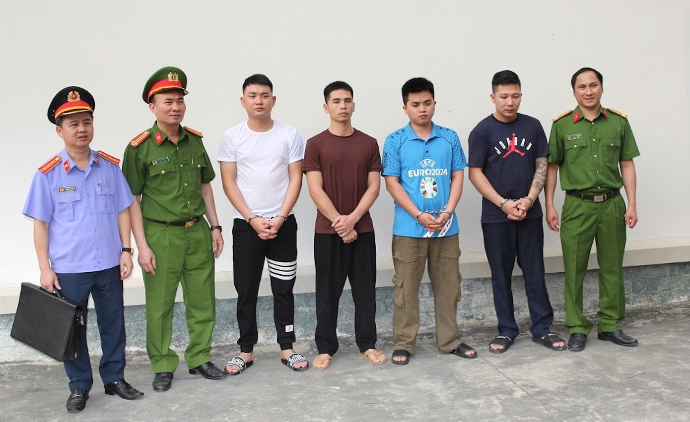 Từ tháng 6/2024 tới thời điểm bị phát hiện, 4 cơ sở này đã bán ra thị trường khoảng 3.500 tấn giá đỗ ngâm hóa chất độc hại. Hiện Công an tỉnh Nghệ An đã khởi tố vụ án, khởi tố bị can, lệnh bắt tạm giam đối với 4 đối tượng về tội Vi phạm quy định về an toàn thực phẩm. 4 đối tượng gồm: Lưu Mạnh Hưởng (SN 1993), Lưu Văn Trung (SN 1997, cùng trú tại xã Trực Hùng, huyện Trực Ninh, tỉnh Nam Định); Trần Khắc Duy (SN 1990) và Nguyễn Văn Hướng (SN 1998), cùng trú tại phường Vinh Tân, thành phố Vinh. Từ tháng 6/2024 tới thời điểm bị phát hiện, 4 cơ sở này đã bán ra thị trường khoảng 3.500 tấn giá đỗ ngâm hóa chất độc hại. Hiện Công an tỉnh Nghệ An đã khởi tố vụ án, khởi tố bị can, lệnh bắt tạm giam đối với 4 đối tượng về tội Vi phạm quy định về an toàn thực phẩm. 4 đối tượng gồm: Lưu Mạnh Hưởng (SN 1993), Lưu Văn Trung (SN 1997, cùng trú tại xã Trực Hùng, huyện Trực Ninh, tỉnh Nam Định); Trần Khắc Duy (SN 1990) và Nguyễn Văn Hướng (SN 1998), cùng trú tại phường Vinh Tân, thành phố Vinh.