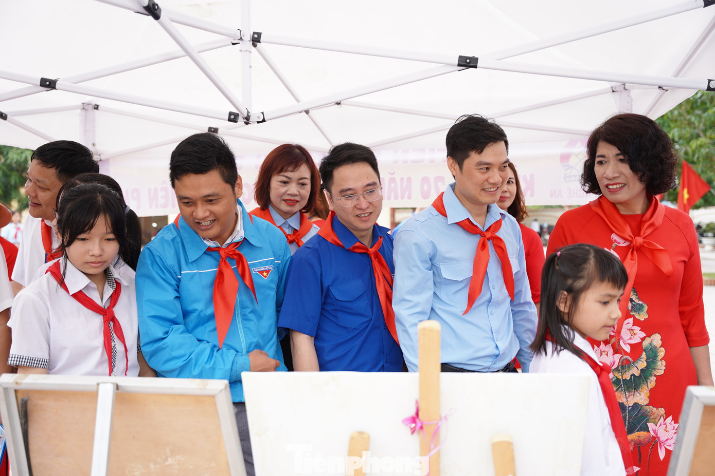 Các đại biểu tham quan triển lãm tranh Tự hào một dải non sông. Các đại biểu tham quan triển lãm tranh Tự hào một dải non sông.