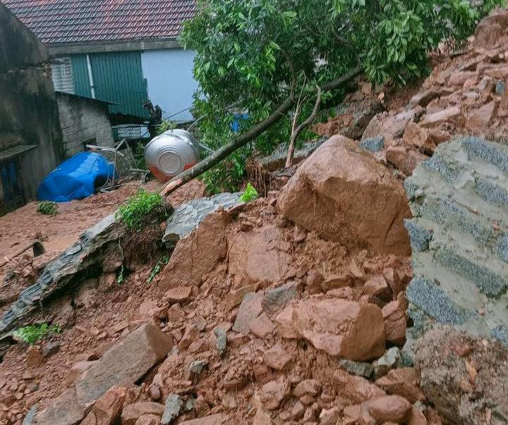 Lượng lớn đất đá sạt lở vào khu vực nhà người dân.