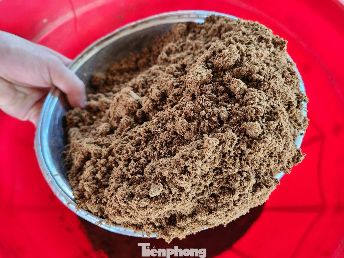 Chị Lý cho hay, hương ở làng nghề Tây Lân có chất lượng khác hẳn với những nơi khác nên được khách hàng ưa chuộng. Sự khác biệt nằm ở nguyên liệu sản xuất hương. Theo đó, hương ở Tây Lân được sản xuất từ nguyên liệu thảo mộc tự nhiên như: rễ hương, quế, bã mía.