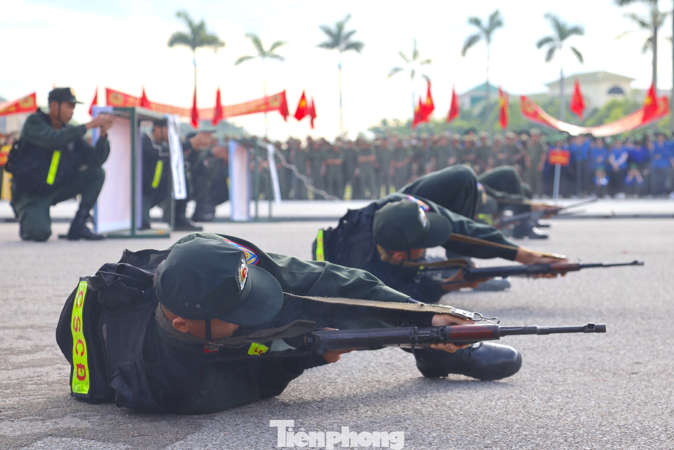Lực lượng Cảnh sát cơ động biểu diễn võ thuật và biểu diễn các tình huống bắn súng tại buổi lễ. Lực lượng Cảnh sát cơ động biểu diễn võ thuật và biểu diễn các tình huống bắn súng tại buổi lễ.