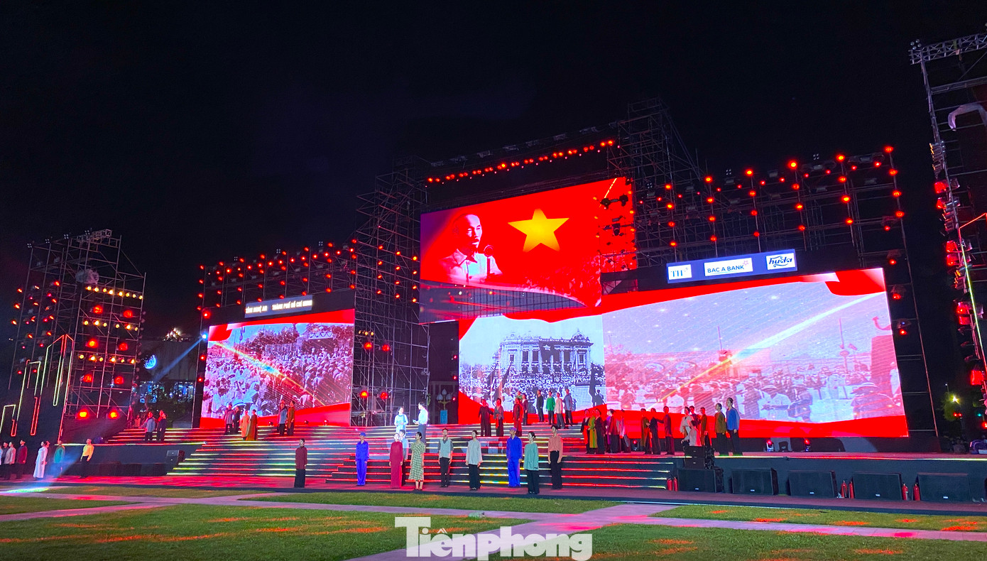 Chương trình nghệ thuật Hồ Chí Minh - Người là niềm tin tất thắng và bế mạc Lễ hội Làng Sen năm 2025 để lại nhiều ấn tượng cho du khách đến xem.