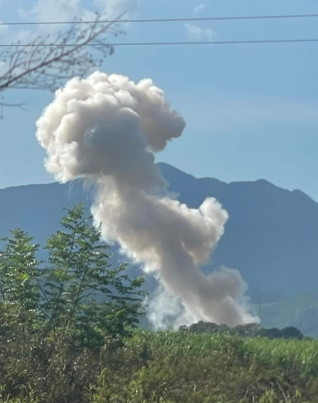 Khói từ vụ nổ thứ 2 bốc cao hàng chục mét. Người dân đứng cách đó cả chục km cũng có thể nhìn thấy vụ nổ.