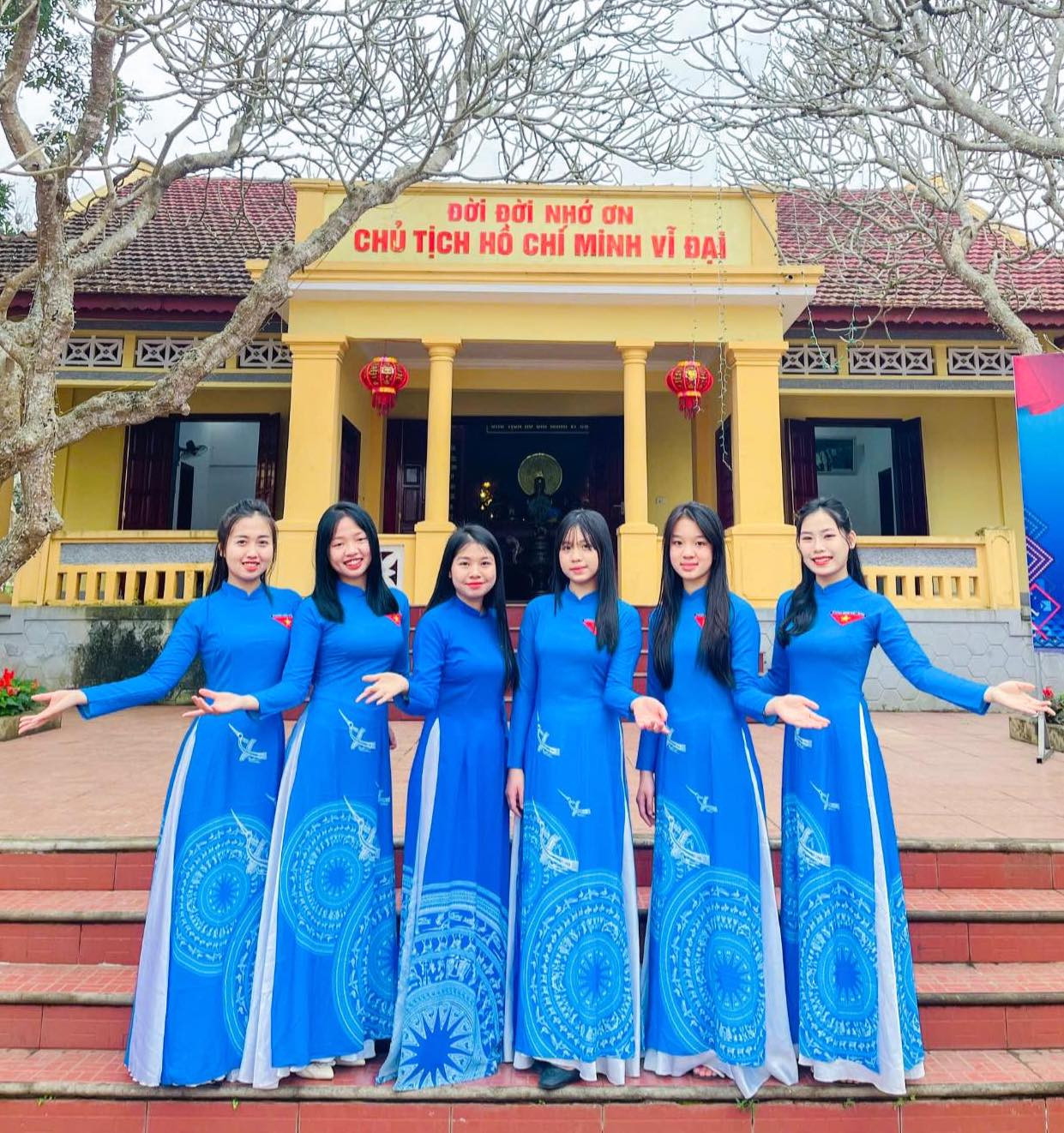 Thông qua hình ảnh áo dài, các cán bộ đoàn viên thanh niên còn giới thiệu những địa danh nổi tiếng, danh lam thắng cảnh nổi bật ở quê mình đến với bạn bè, du khách trong và ngoài nước. Trong ảnh, nữ cán bộ Đoàn, đoàn viên thanh niên thị xã Thái Hòa (Nghệ An) chụp ảnh với áo dài thanh niên tại Di tích lịch sử các địa điểm lưu niệm sự kiện Bác Hồ về thăm nông trường Đông Hiếu (xã Đông Hiếu, thị xã Thái Hòa, Nghệ An).