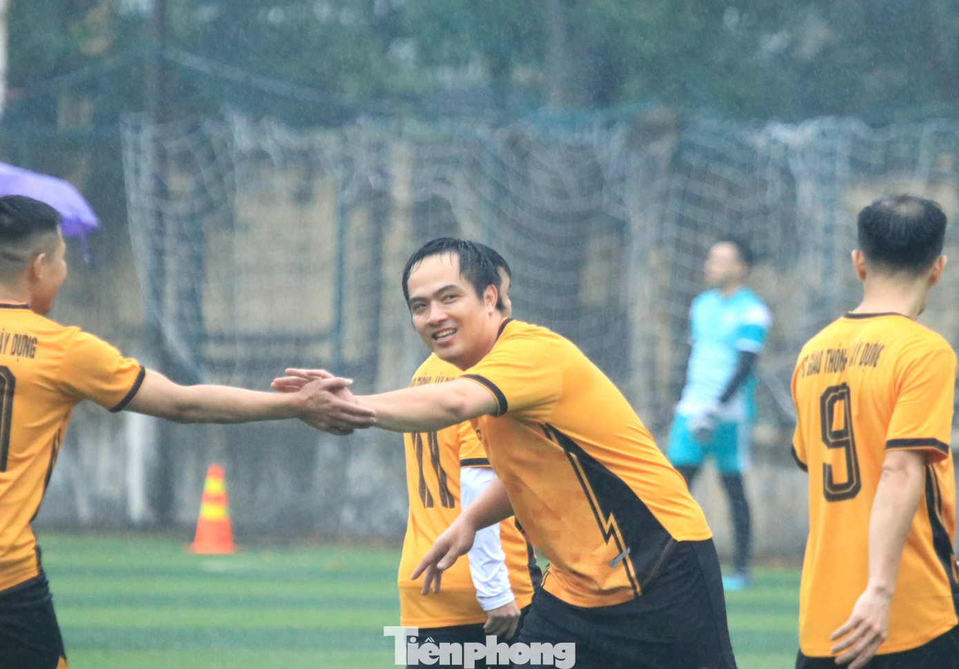 Những cái đập tay đoàn kết của các vận động viên. Những cái đập tay đoàn kết của các vận động viên.