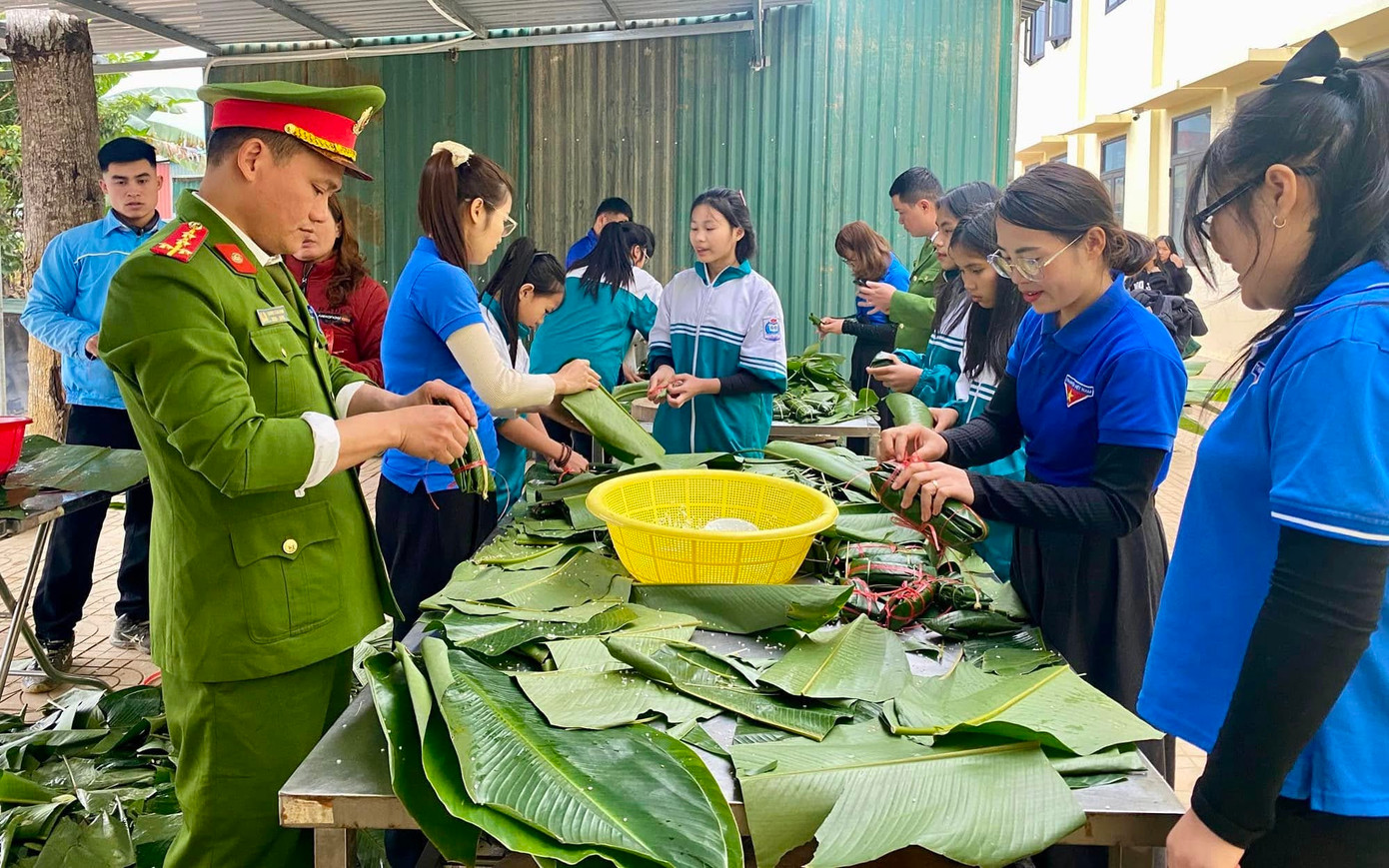 2 ngày qua, Đoàn xã Tri Lễ (huyện Quế Phong, Nghệ An) đã phối hợp với thầy cô giáo trường Phổ thông dân tộc bán trú THCS Tri Lễ và cán bộ công an xã tổ chức gói bánh chưng cho học sinh ăn tết.