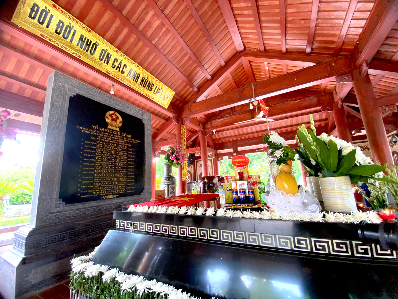 Trên phần mộ chung của 13 chiến sĩ thanh niên xung phong tiểu đội 2 của Đại đội 317, Đội 6, Tổng đội TNXP Nghệ An hàng ngày tỏa ngát hoa thơm của những du khách về kính dâng. Trên phần mộ chung của 13 chiến sĩ thanh niên xung phong tiểu đội 2 của Đại đội 317, Đội 6, Tổng đội TNXP Nghệ An hàng ngày tỏa ngát hoa thơm của những du khách về kính dâng.