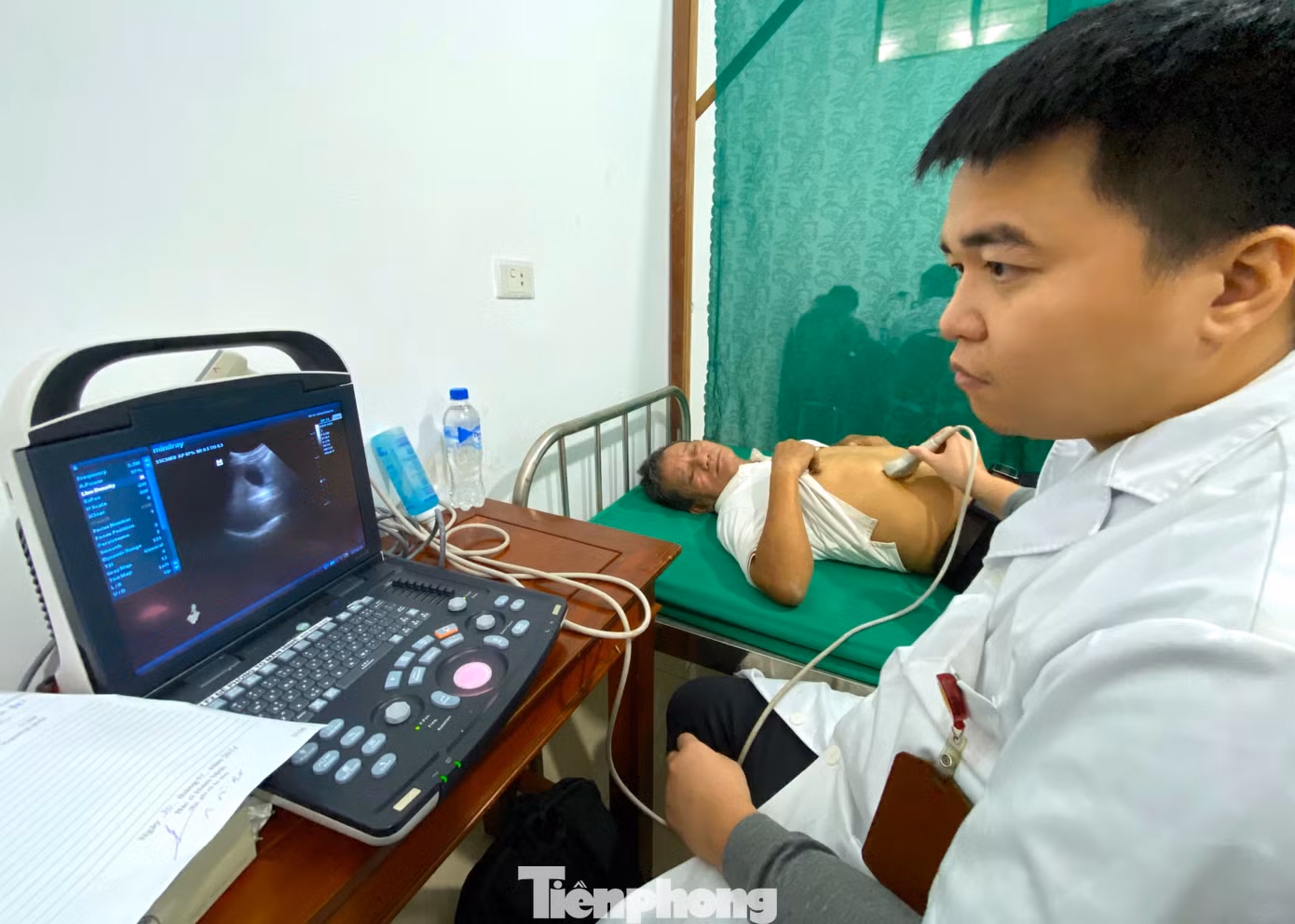 Ông Nguyễn Thanh Hải - Bác sĩ chuyên khoa 2, Chủ tịch Hội Thầy thuốc trẻ tỉnh Nghệ An chia sẻ: Những năm qua, các bệnh không lây nhiễm như ung thư, tim mạch, tiểu đường hay các bệnh lý liên quan đến dạ dày do vi khuẩn HP đã trở thành gánh nặng lớn cho y tế toàn cầu và Việt Nam. Việc phát hiện sớm và nâng cao ý thức phòng ngừa bệnh có ý nghĩa rất lớn. Chương trình hôm nay là hành động thiết thực để góp phần bảo vệ, nâng cao chất lượng cuộc sống cho mỗi người dân thành phố Vinh, tỉnh Nghệ An.