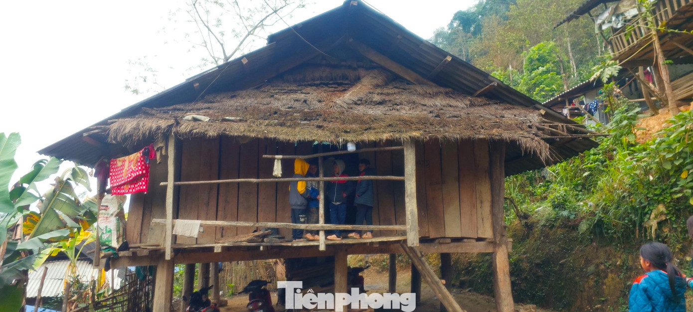 Căn nhà của gia đình bố mẹ và vợ chồng anh Cụt Văn Sơn ở xã Bảo Nam (huyện Kỳ Sơn, Nghệ An). Căn nhà của gia đình bố mẹ và vợ chồng anh Cụt Văn Sơn ở xã Bảo Nam (huyện Kỳ Sơn, Nghệ An).