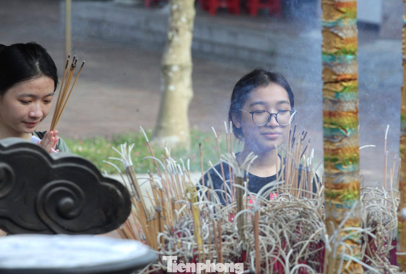 Đứng trước bàn thờ, các em học sinh ai cũng thành tâm cầu khấn những mong được một sức khỏe tốt, một kỳ thi suôn sẻ và may mắn.