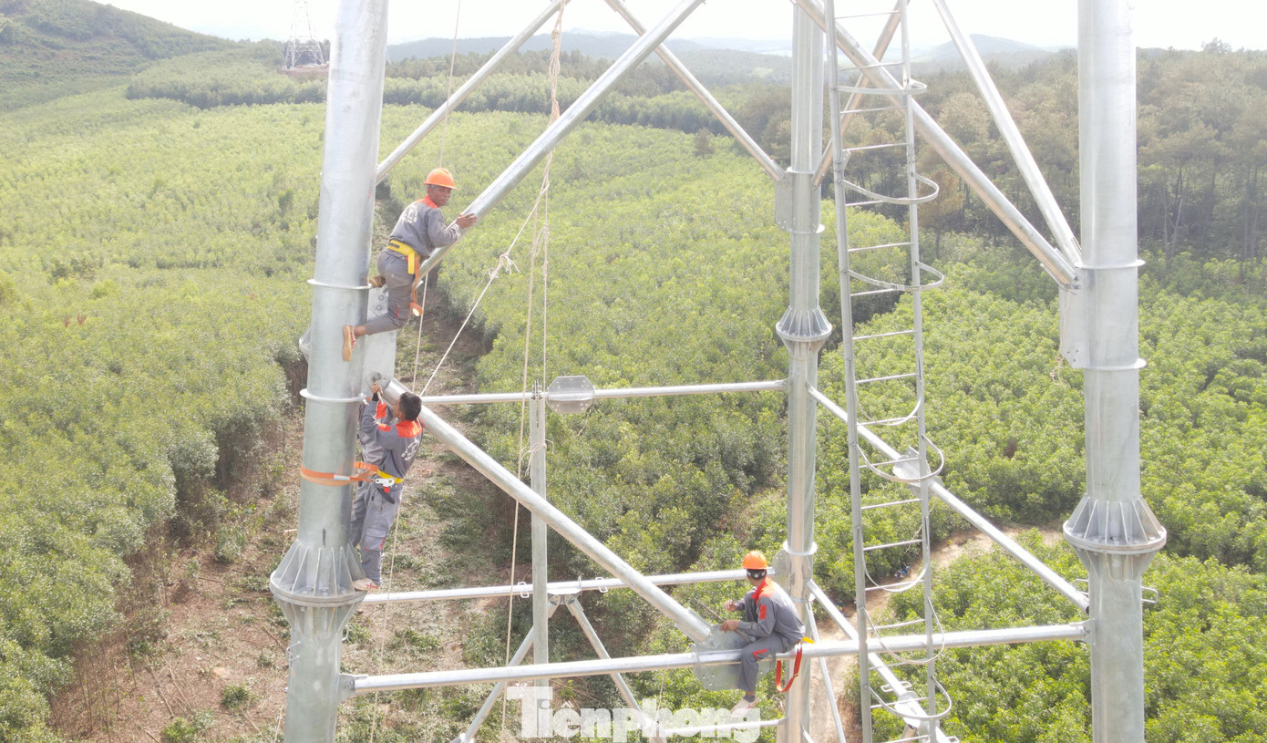 "Ngày nào chúng tôi cũng làm việc trên cột điện, cách mặt đất hàng chục mét nên quen rồi. Nếu người không quen thì không làm được. Ngày nào mát trời còn đỡ, chứ nắng nóng như mấy hôm nay thì mệt lắm", anh Nguyễn Văn Thương (trú ở tỉnh Thanh Hóa) chia sẻ.