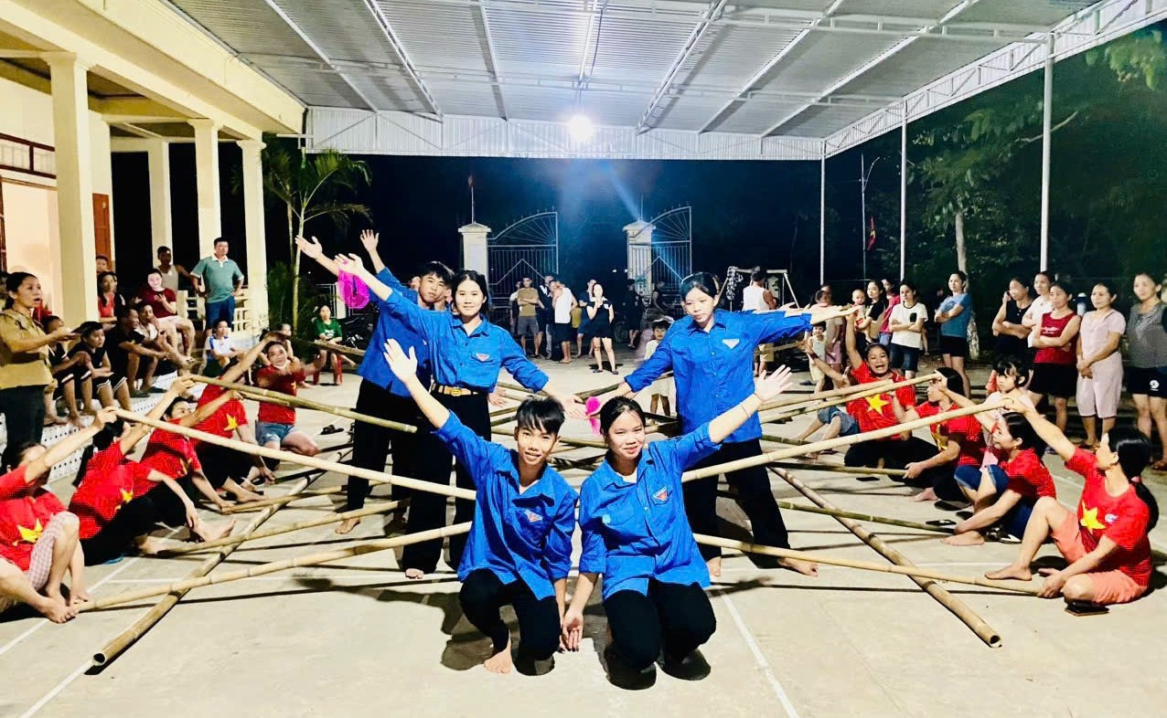 Các đoàn viên thanh niên tổ chức những buổi giao lưu văn nghệ sôi động.