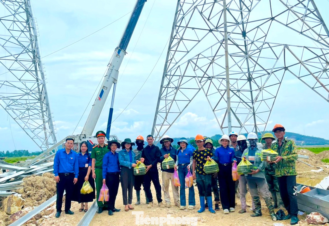 Tại xã Đô Thành (huyện Yên Thành, Nghệ An), những ngày qua Huyện Đoàn Yên Thành cùng các cơ sở đoàn trên địa bàn đã tổ chức những buổi hỗ trợ lực lượng thi công công trình cột điện 500kV. Đồng thời tổ chức nấu “bữa cơm trưa công trường” trao tặng đến các lực lượng thi công trên địa bàn.