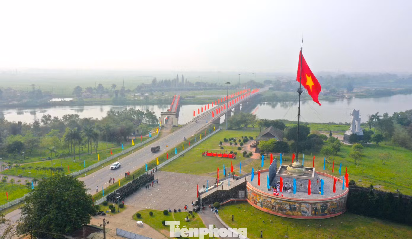 Từ sáng sớm 28/3, Ban tổ chức đã có mặt tại khu di tích để kiểm tra, rà soát và tổng duyệt trước khi Lễ Thượng cờ chính thức diễn ra sáng 29/3. Từ sáng sớm 28/3, Ban tổ chức đã có mặt tại khu di tích để kiểm tra, rà soát và tổng duyệt trước khi Lễ Thượng cờ chính thức diễn ra sáng 29/3.