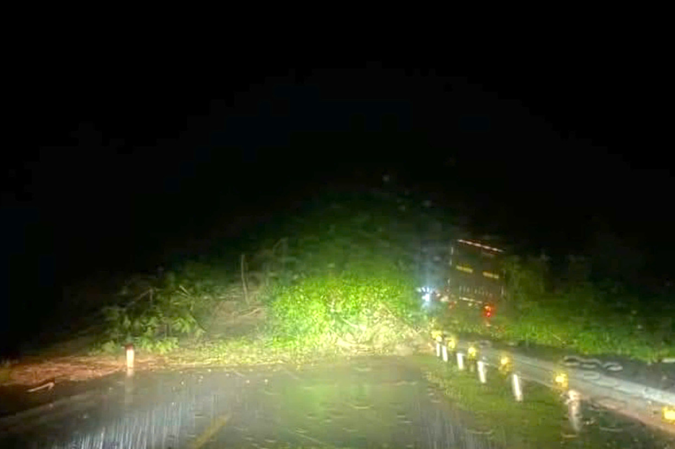 Trước đó, cơn mưa lớn vào tối 30/9 cũng đã khiến quốc lộ 7 đi qua địa bàn huyện Tương Dương (Nghệ An) bị sạt lở nhiều điểm. Tại Khe Kiền, xã Lưu Kiền (huyện Tương Dương, Nghệ An), lượng lớn đất đá trên núi sạt xuống đã vùi lấp toàn bộ mặt đường quốc lộ 7. Thời điểm này một chiếc xe đầu kéo đi qua đã bị đất đá đẩy văng ra khỏi lan can đường. Nhận được tin báo sự việc, Công an huyện Tương Dương đã phối hợp với lực lượng chức năng có mặt tại hiện trường để xử lý. Tài xế xe đầu kéo sau đó đã được giải cứu ra ngoài và đưa đến trạm y tế để xử lý vết thương.