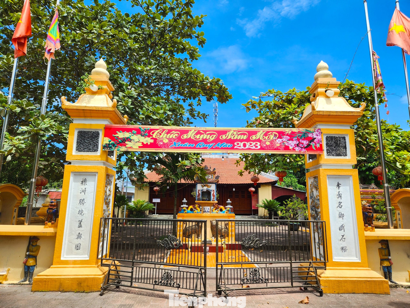 Đền Làng Hiếu nằm ở phường Nghi Hải (thị xã Cửa Lò, tỉnh Nghệ An). Ngôi đền được xây dựng vào thời Lê Trung Hưng với niên đại hơn 200 năm. Đền Làng Hiếu nằm ở phường Nghi Hải (thị xã Cửa Lò, tỉnh Nghệ An). Ngôi đền được xây dựng vào thời Lê Trung Hưng với niên đại hơn 200 năm.