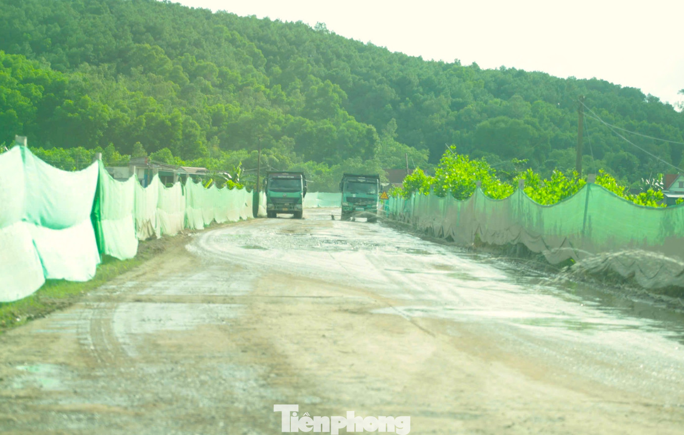 Cơ quan chức năng còn phát hiện việc vận chuyển đất khai thác đất của 2 công ty này chưa tuân thủ quy định về việc giám sát, quản lý trữ lượng; chưa có trạm cân kiểm tra tải trọng; chưa vệ sinh phương tiện trước khi ra khỏi mỏ. Một số phương tiện không có che đậy trong quá trình vận chuyển gây ô nhiễm môi trường, ảnh hưởng đến đời sống nhân dân xung quanh. Trên thực tế, các tuyến đường có xe đi qua đã bị hư hỏng, nứt gãy mặt đường. Bùn đất trên mặt đường nhiều gây khó khăn đi lại, ô nhiễm môi trường, ảnh hưởng đời sống nhân dân hai bên tuyến.