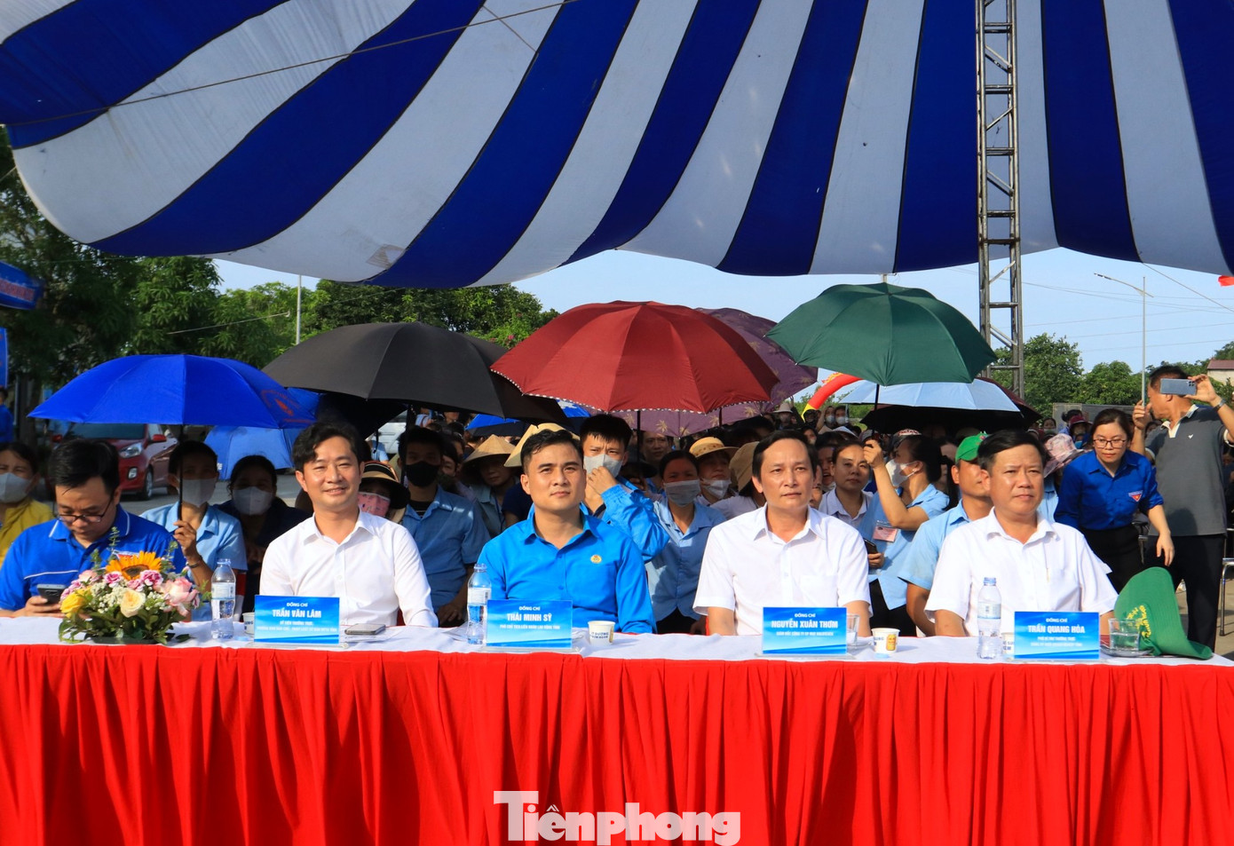 Dự chương trình có chị Lương Thị Anh Đào - Phó Chánh Văn phòng T.Ư Hội LHTN Việt Nam; anh Thái Minh Sỹ - Phó Chủ tịch Liên đoàn Lao động tỉnh Nghệ An; ông Trần Văn Lâm - Trưởng Ban Dân chủ - Pháp luật, Ủy ban MTTQ tỉnh Nghệ An; ông Trần Quang Hòa - Phó Bí thư Thường trực Đảng ủy Khối Doanh nghiệp tỉnh Nghệ An; chị Nguyễn Thị Phương Thúy - Phó Bí thư Thường trực Tỉnh Đoàn Nghệ An cùng lãnh đạo Công ty CP May Halotexco và hàng nghìn cán bộ, đoàn viên thanh niên, công nhân viên của công ty. Dự chương trình có chị Lương Thị Anh Đào - Phó Chánh Văn phòng T.Ư Hội LHTN Việt Nam; anh Thái Minh Sỹ - Phó Chủ tịch Liên đoàn Lao động tỉnh Nghệ An; ông Trần Văn Lâm - Trưởng Ban Dân chủ - Pháp luật, Ủy ban MTTQ tỉnh Nghệ An; ông Trần Quang Hòa - Phó Bí thư Thường trực Đảng ủy Khối Doanh nghiệp tỉnh Nghệ An; chị Nguyễn Thị Phương Thúy - Phó Bí thư Thường trực Tỉnh Đoàn Nghệ An cùng lãnh đạo Công ty CP May Halotexco và hàng nghìn cán bộ, đoàn viên thanh niên, công nhân viên của công ty.