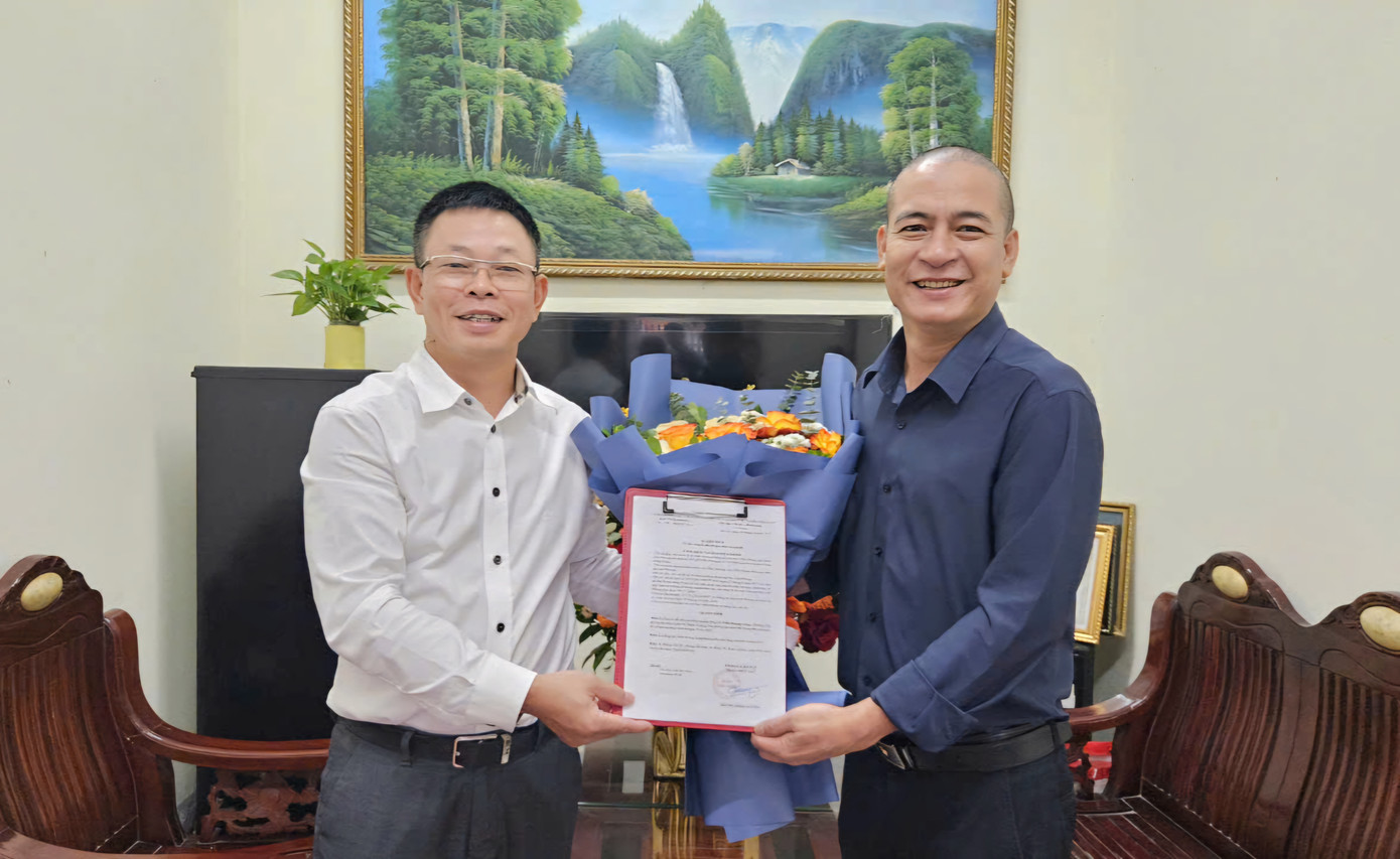 Tổng Biên tập Báo Tiền Phong Phùng Công Sưởng trao quyết định thành lập Văn phòng đại diện khu vực Bắc Trung Bộ cho nhà báo Trần Quang Long - Trưởng văn phòng đại diện.