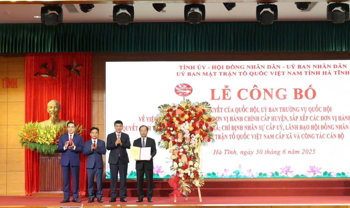 Phó Chủ tịch Quốc hội - Vũ Hồng Thanh trao Nghị quyết của Ủy ban Thường vụ Quốc hội cho lãnh đạo Hà Tĩnh. Phó Chủ tịch Quốc hội - Vũ Hồng Thanh trao Nghị quyết của Ủy ban Thường vụ Quốc hội cho lãnh đạo Hà Tĩnh.