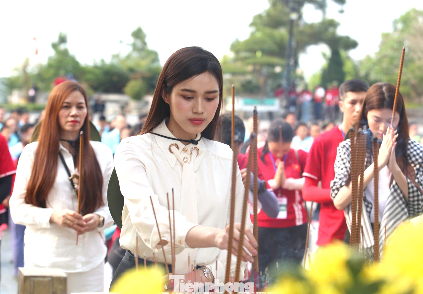 Hoa hậu Đỗ Thị Hà dâng hương tưởng nhớ các Anh hùng liệt sĩ tại Nghĩa trang Liệt sĩ Quốc gia Đường 9.