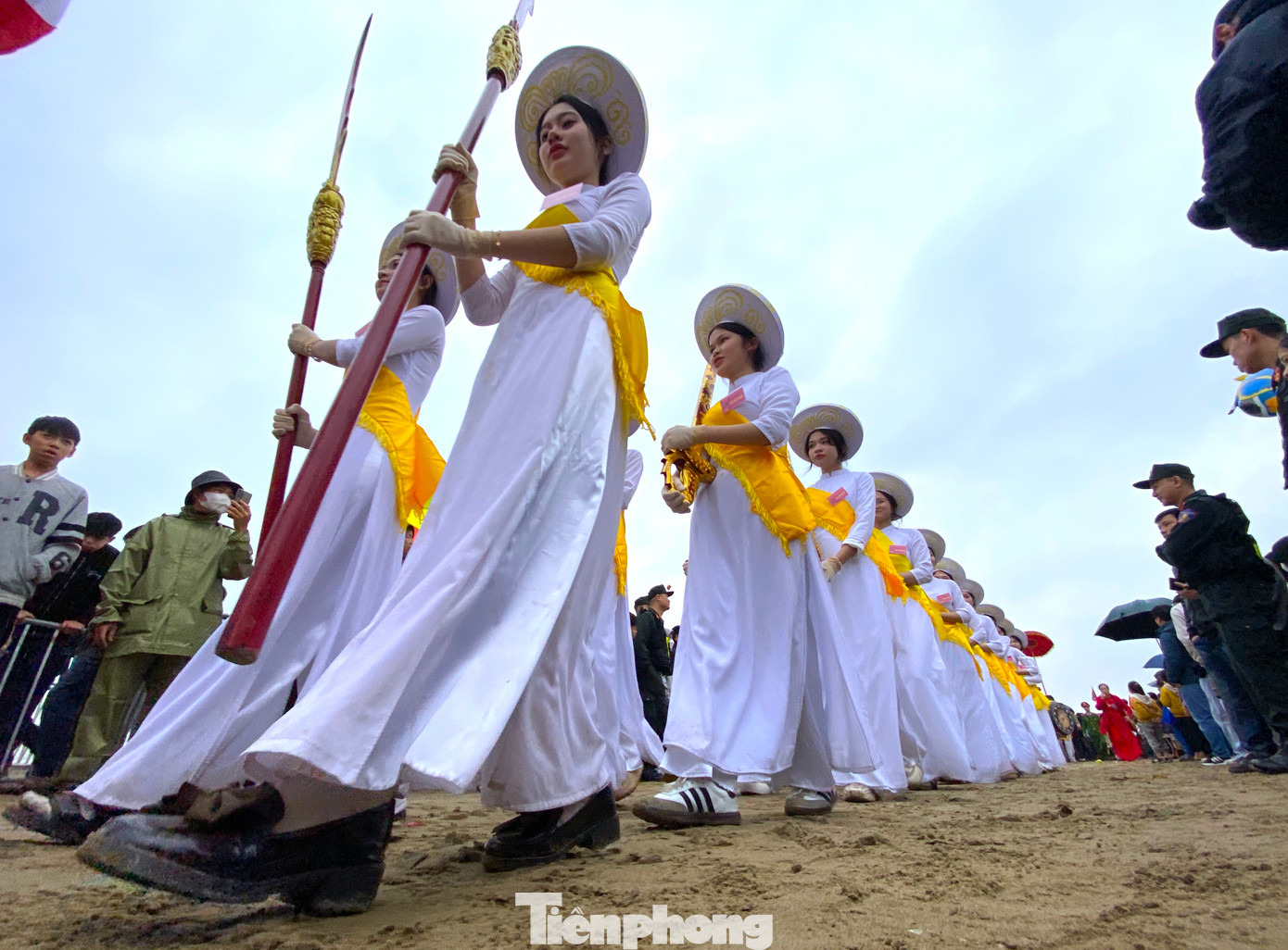 Để phục vụ nghi lễ, các thiếu nữ phải dậy từ 4h sáng. Sau khi hoàn tất công tác chuẩn bị, 5h sáng Đội Nữ quan sẽ cùng các đoàn, đội tiến hành các nghi thức rước và làm lễ.