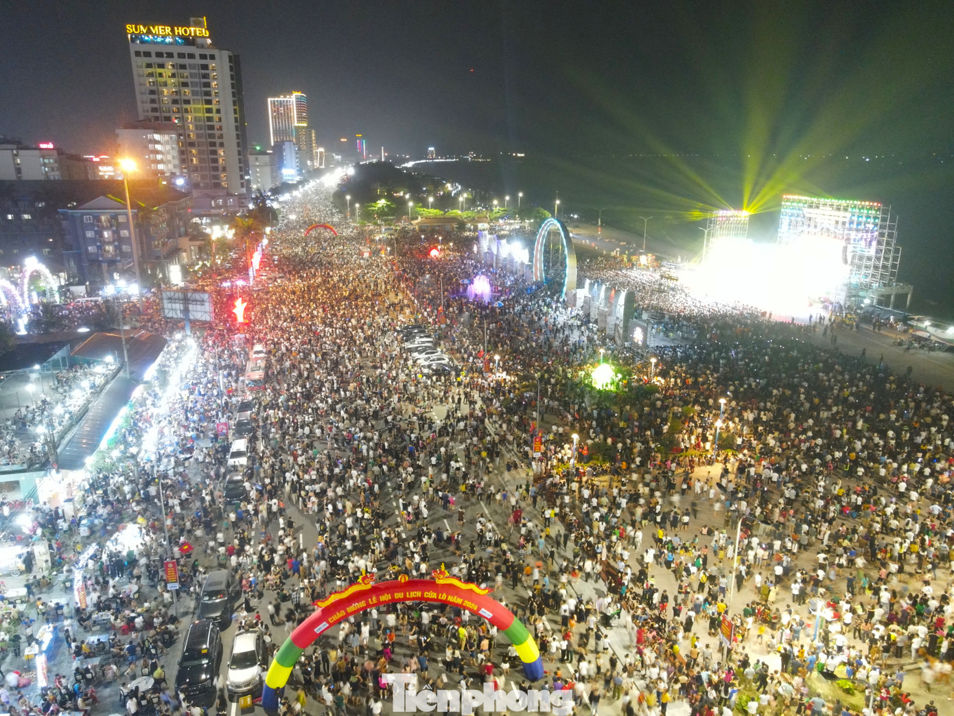 Đêm 18/4, có hàng vạn người dân về tham dự lễ khai mạc nên nhiều cháu nhỏ bị thất lạc gia đình trong đoàn người đông đúc.