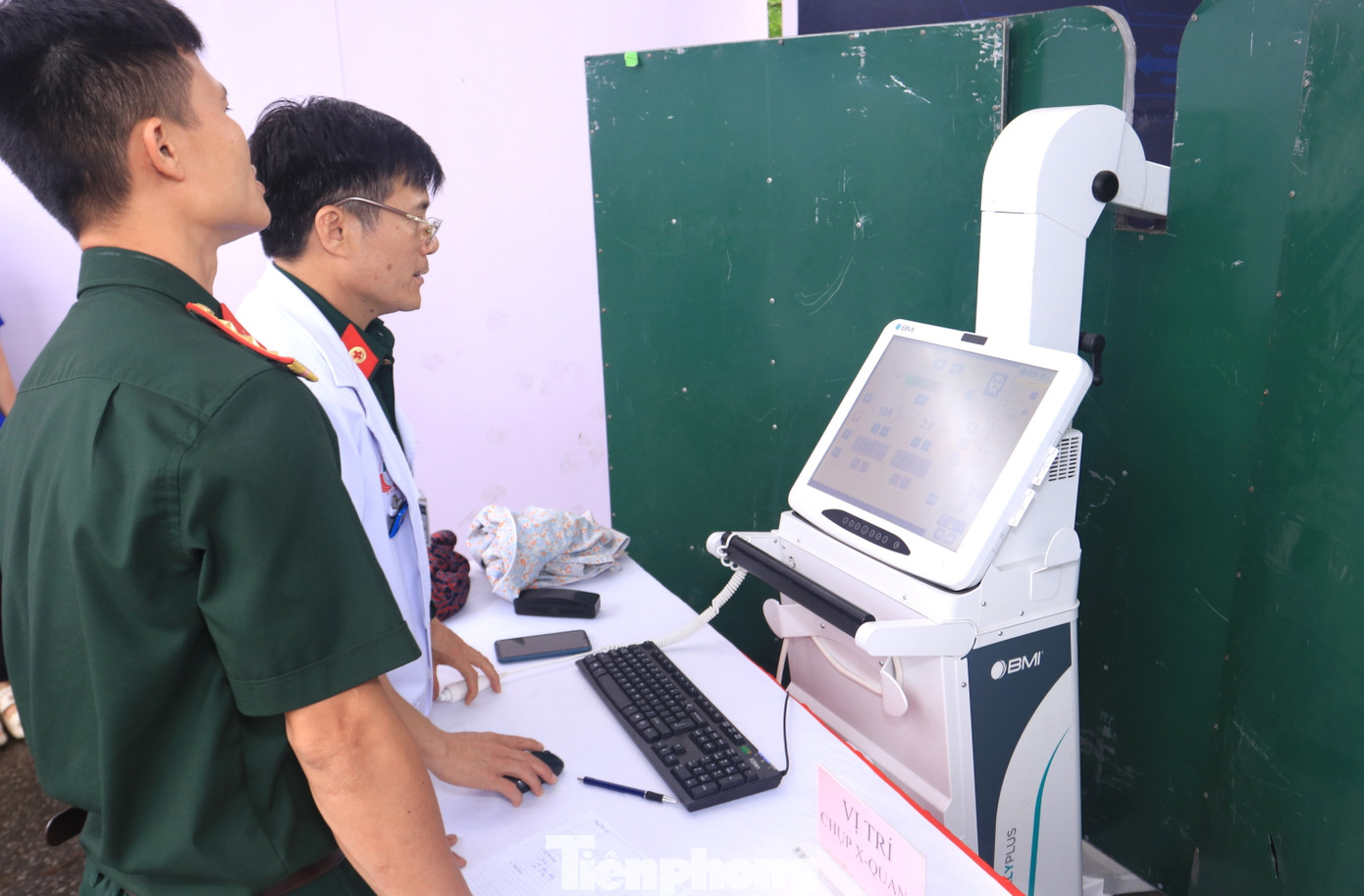 Hệ thống máy chụp X-Quang được bố trí trong khuôn viên chương trình để thăm khám cho thanh niên công nhân. Hệ thống máy chụp X-Quang được bố trí trong khuôn viên chương trình để thăm khám cho thanh niên công nhân.